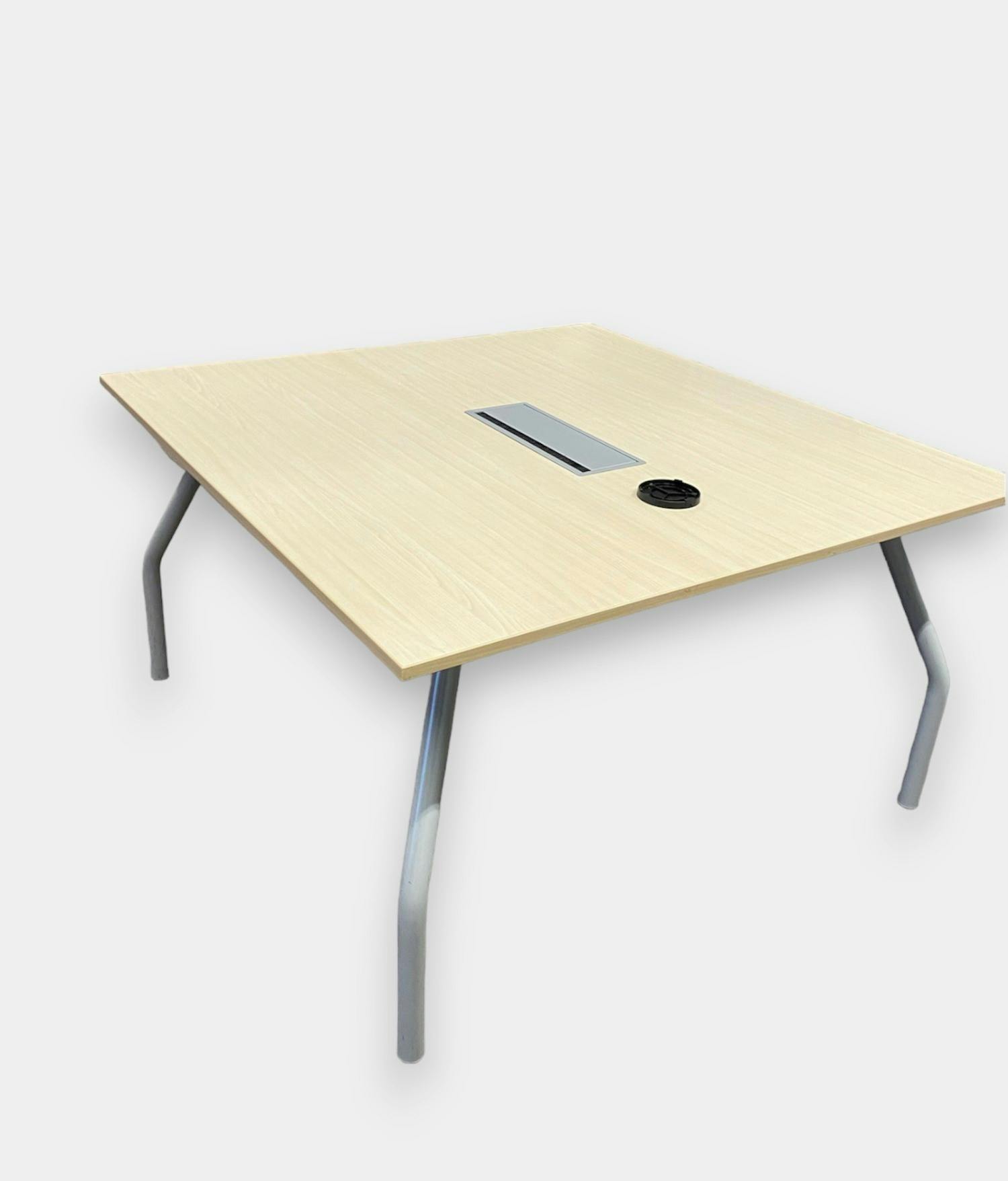 PAMI vierkante vergadertafel beige met ingebouwd kabelbeheersysteem 130cm - Relieve Furniture