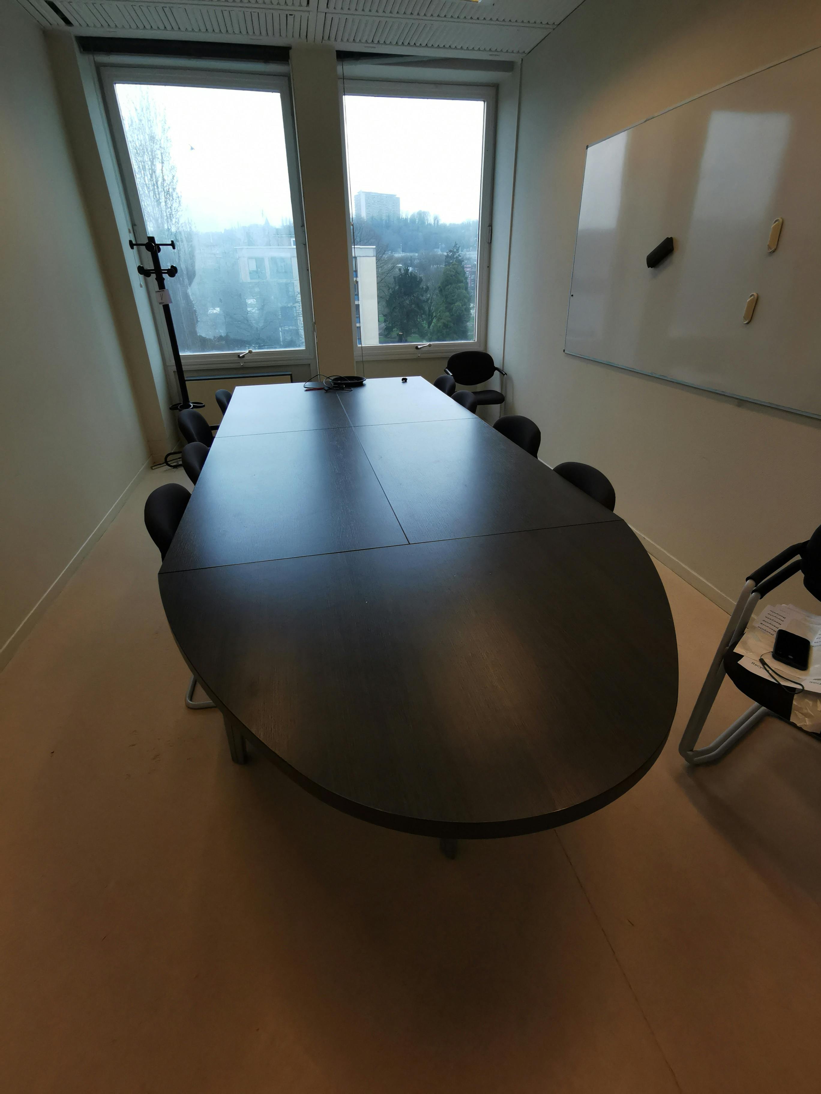Grande table de réunion en bois foncé sur pieds gris - Relieve Furniture