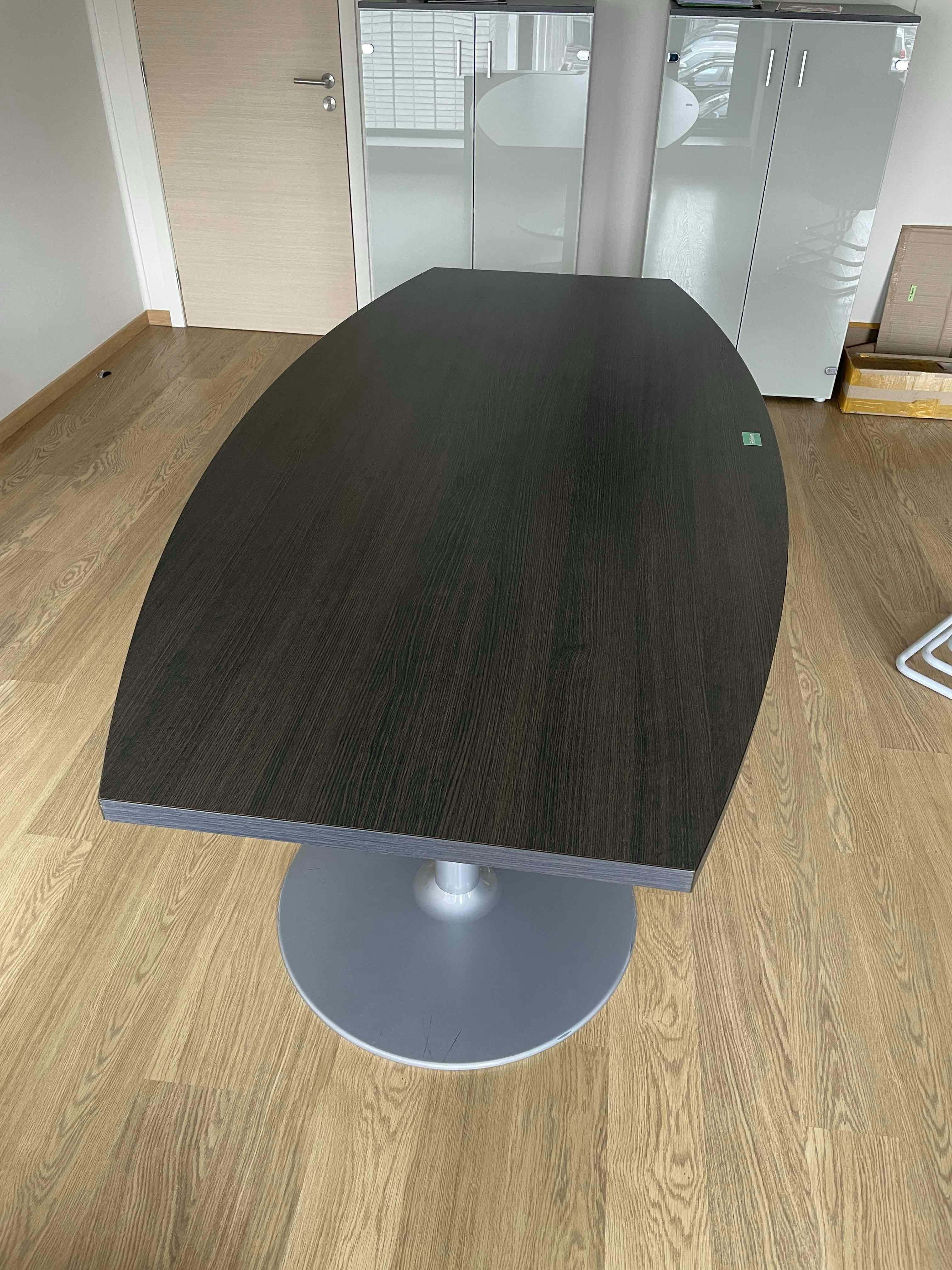 Table de réunion en bois foncé sur pieds ronds gris - Relieve Furniture