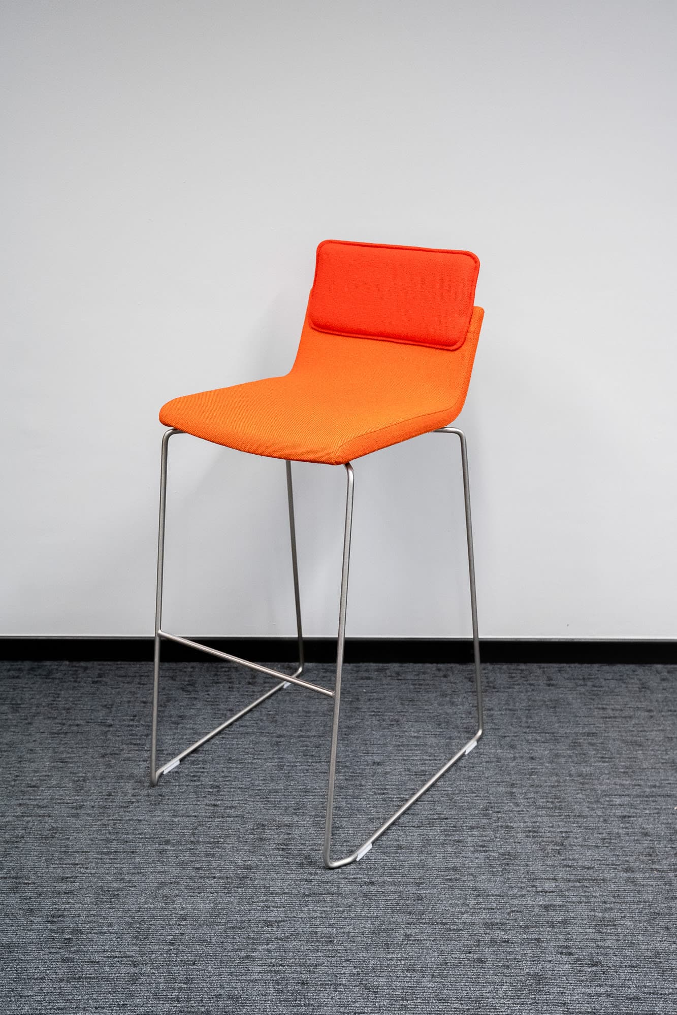 Tabouret haut en tissu orange Gispen-2