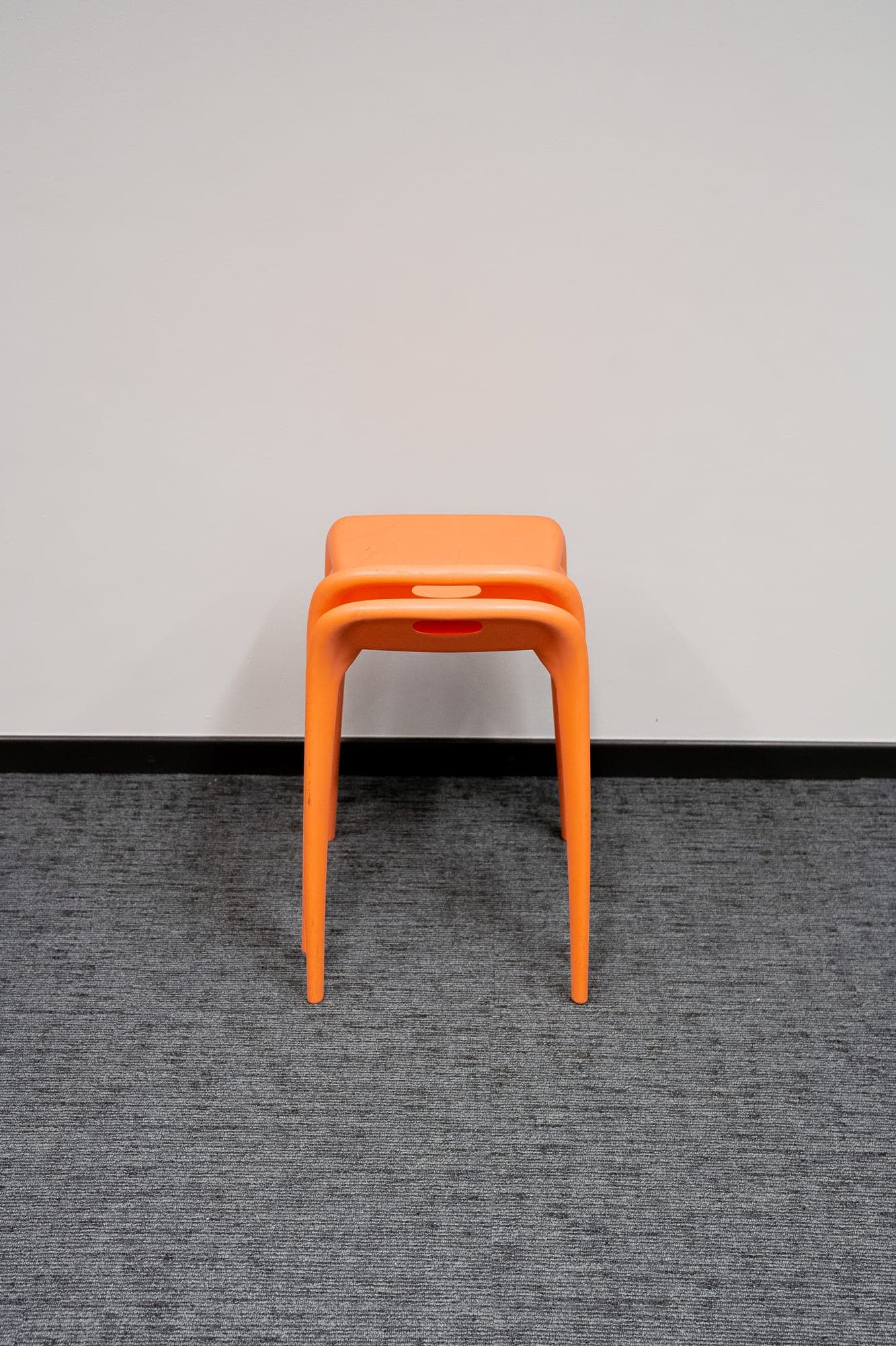 Chaise empilable saumon avec petit dossier-2