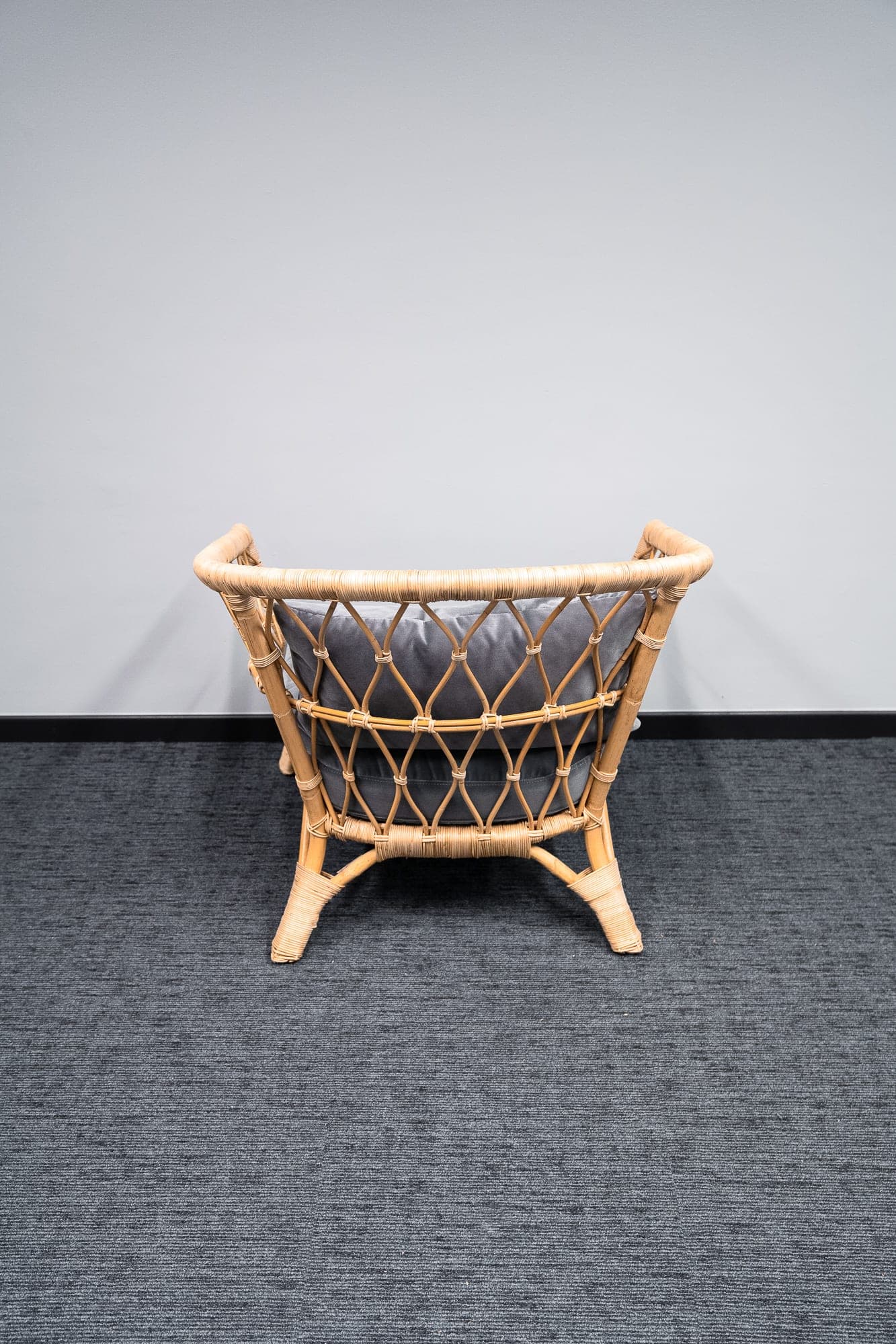 Lage rieten fauteuil met grijze kussens-2