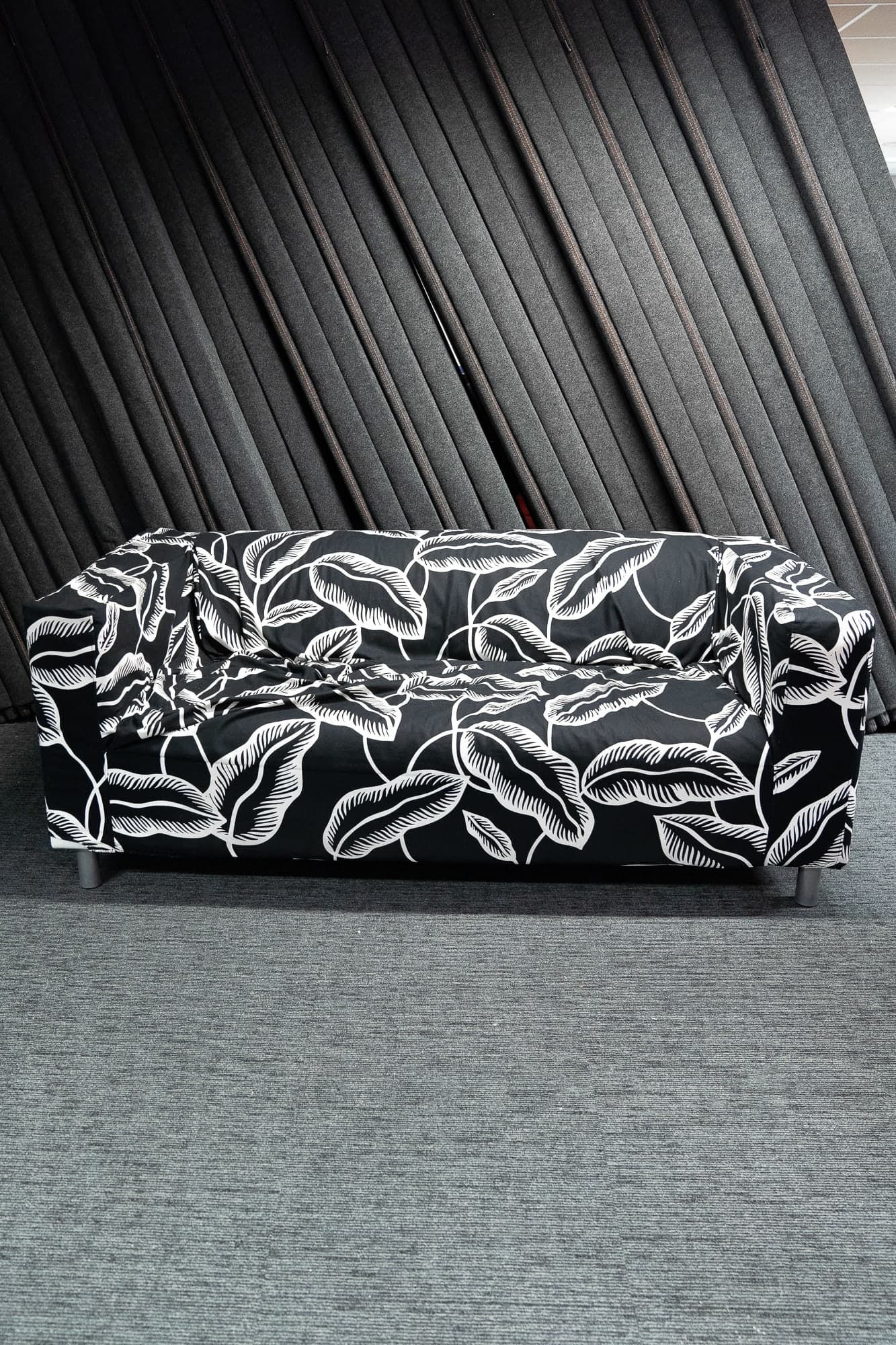 Zwart-witte bank met bloemmotief-1