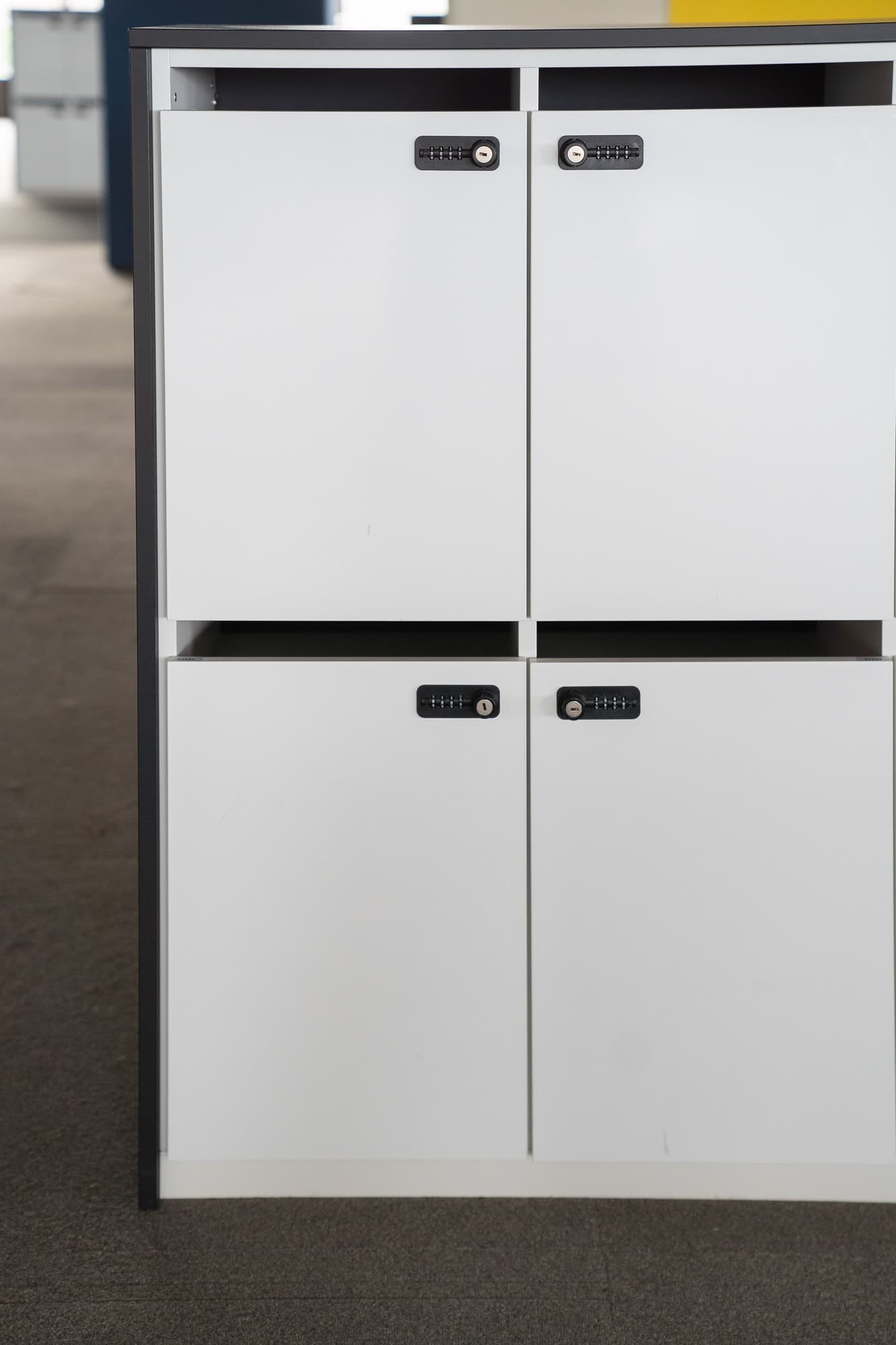 Witte lockers met meerdere compartimenten en zwarte structuur met code-2