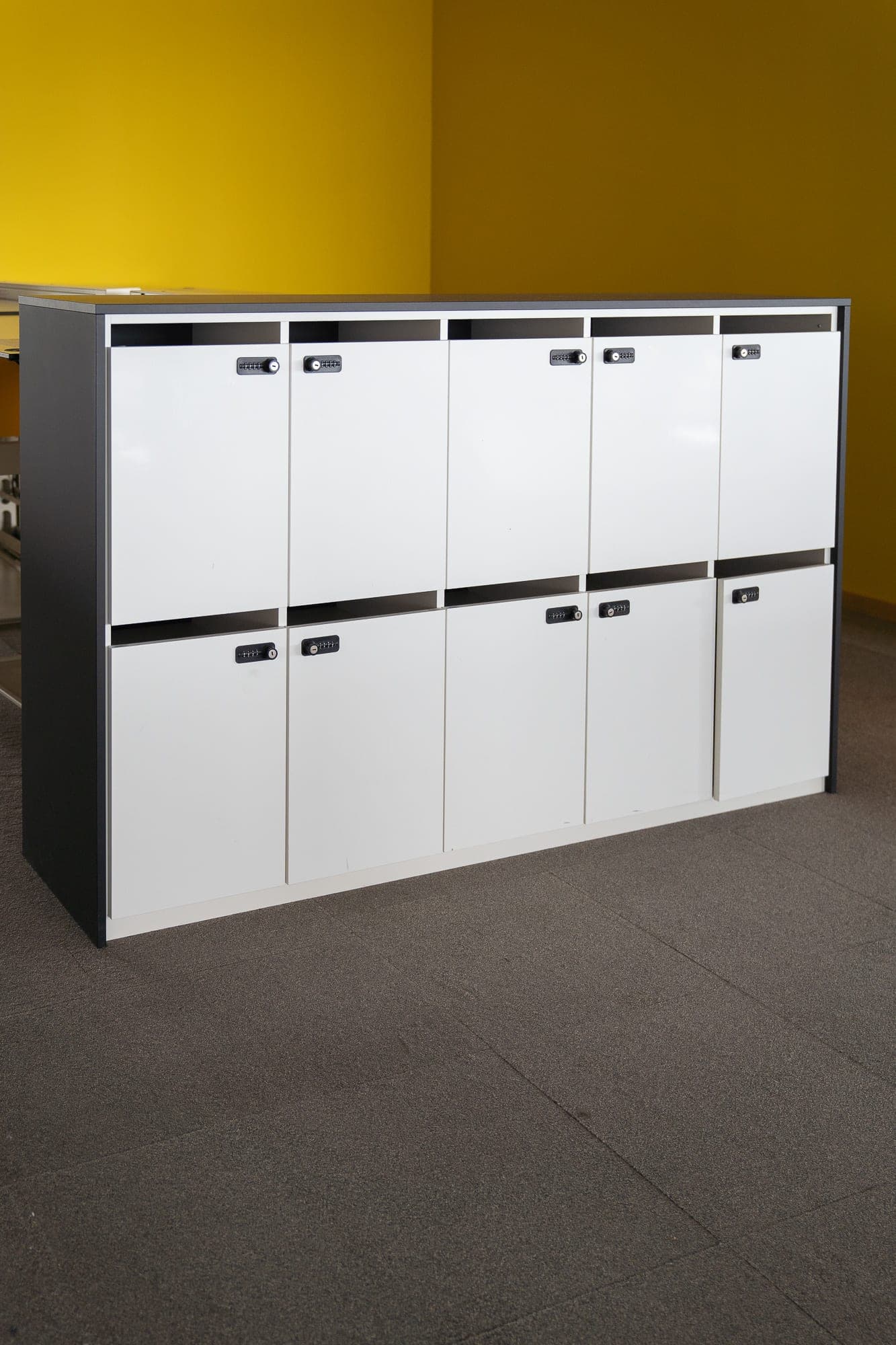 Witte lockers met meerdere compartimenten en zwarte structuur met code-1