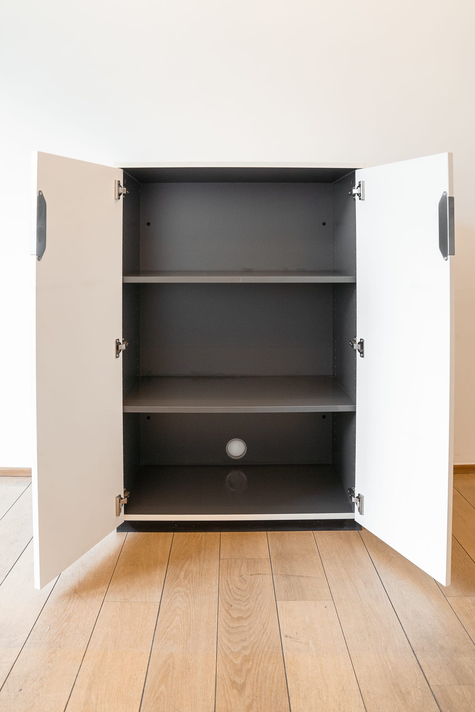 IKEA Grandes armoires blanches avec poignées en métal-1