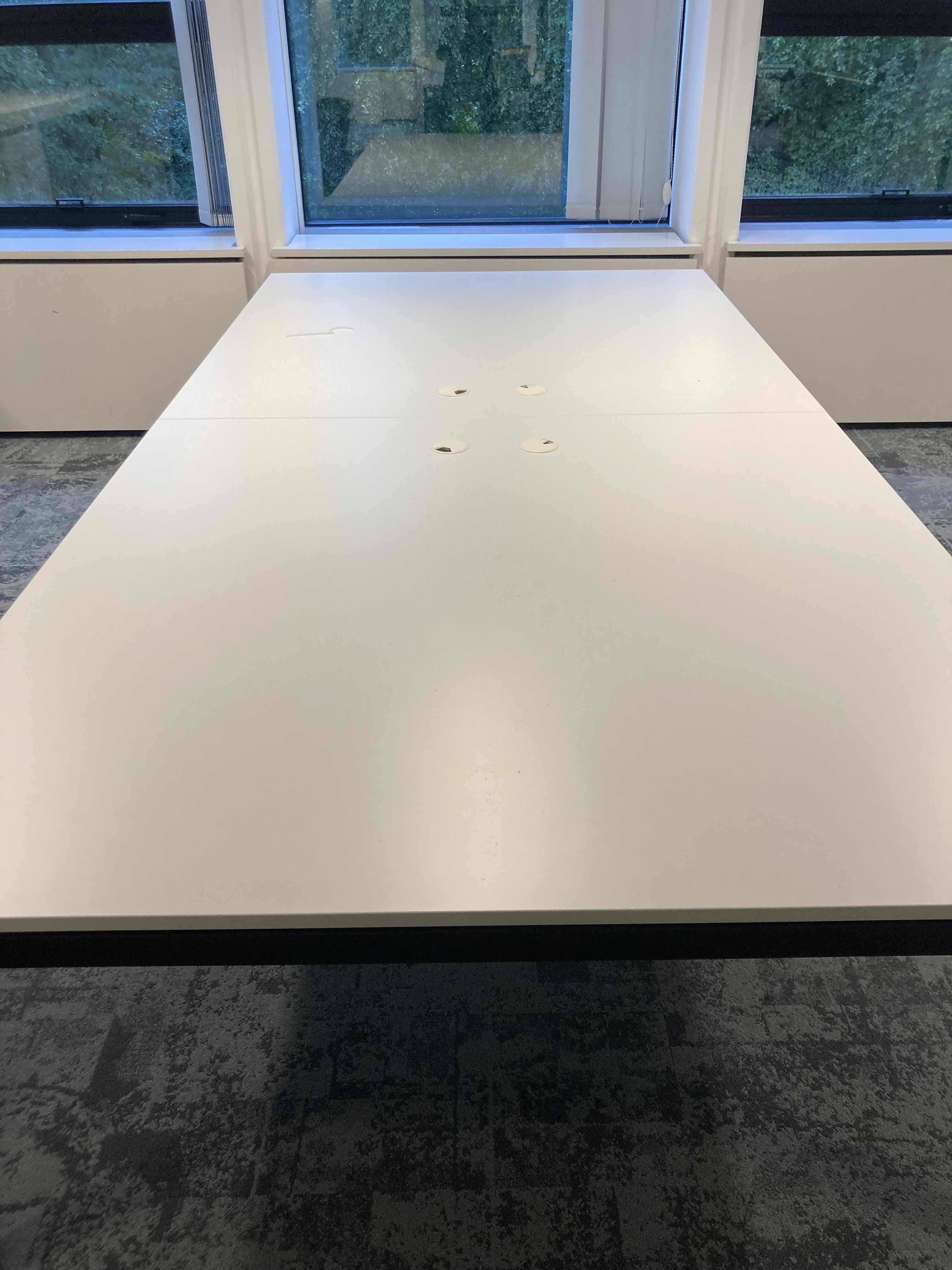 BENE 320x160cm Table de bureau 4 personnes blanche sur pieds noirs avec accès au plateau - Relieve Furniture