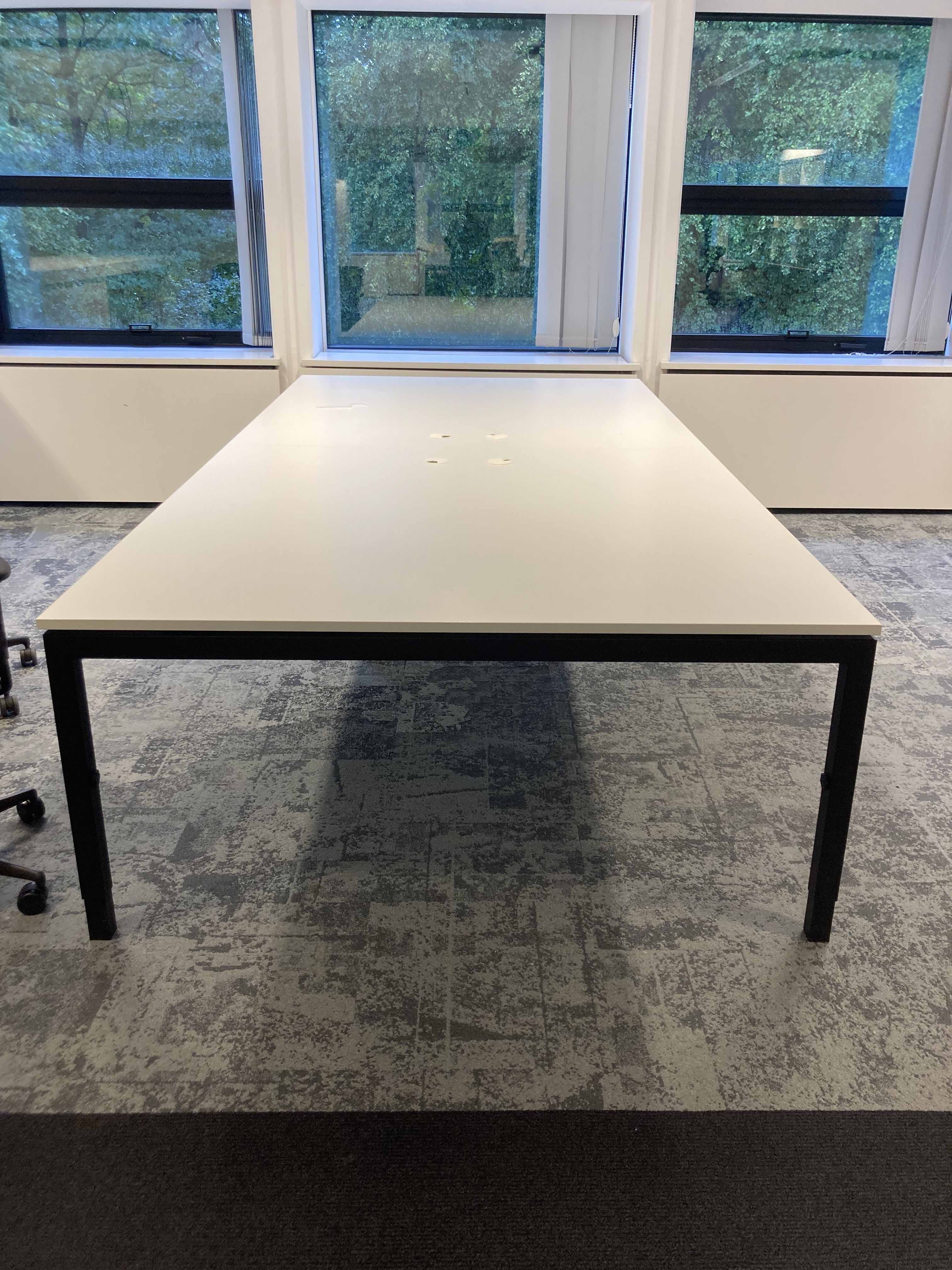 BENE 320x160cm Table de bureau 4 personnes blanche sur pieds noirs avec accès au plateau-0