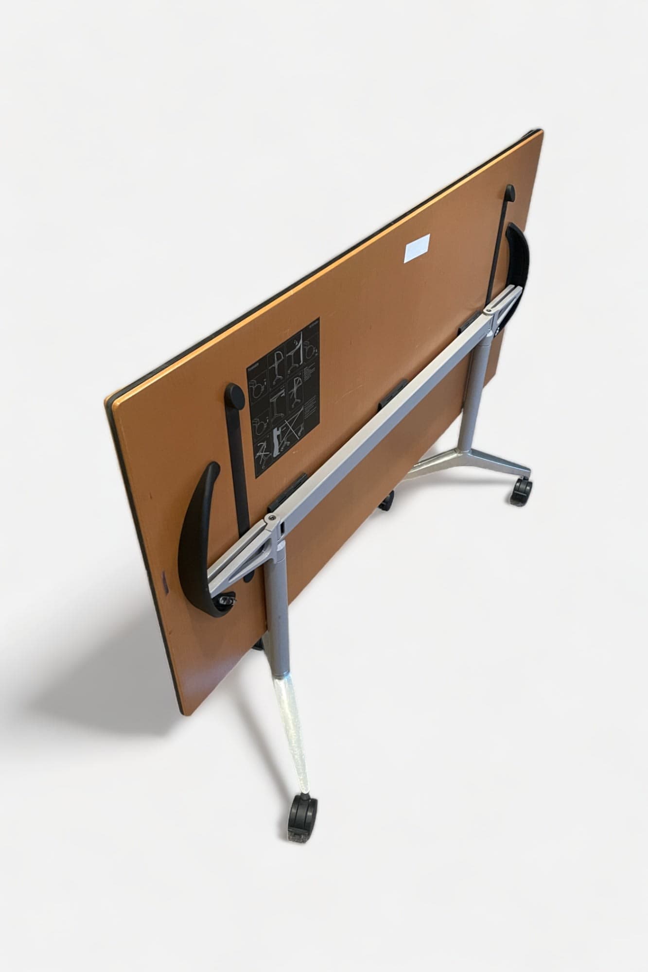 WILKHAHN Table pliante en bois orange 140cm sur pieds gris avec roulettes-1