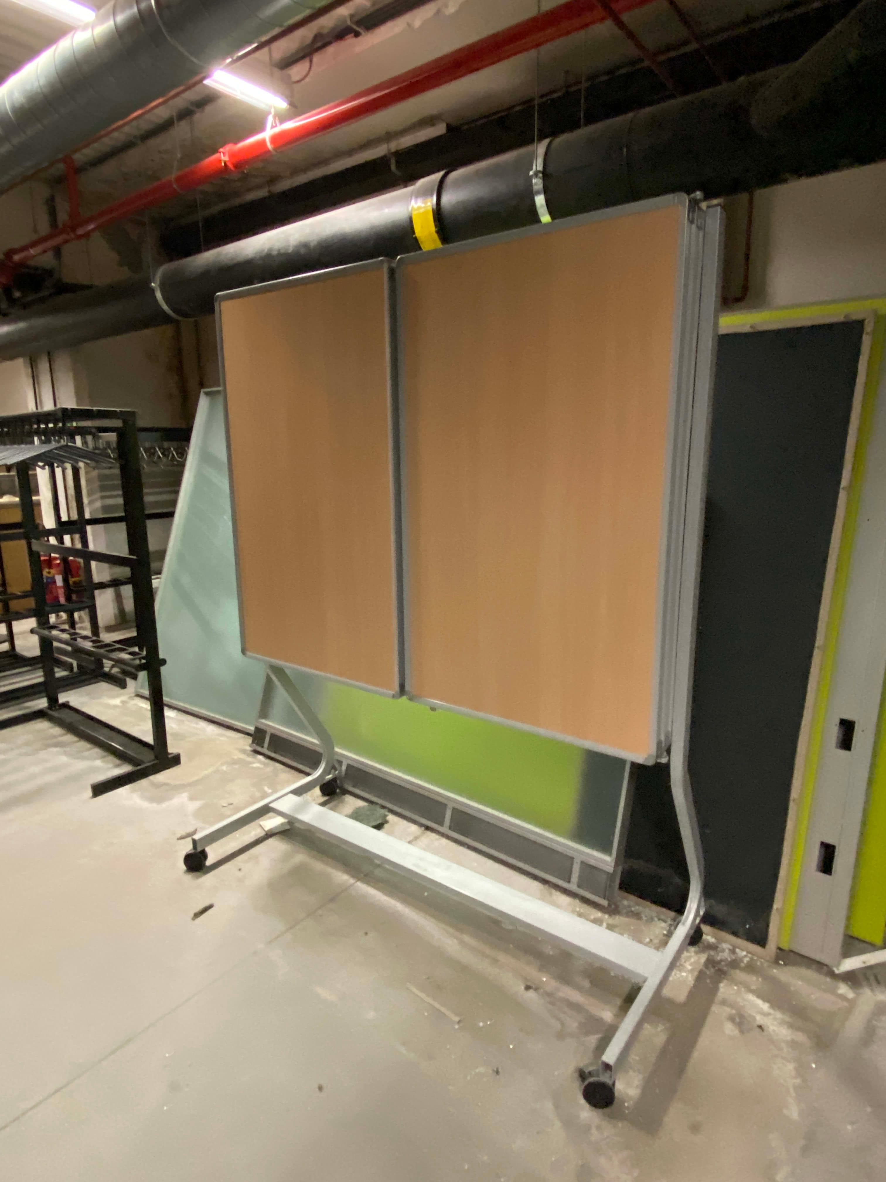Grand tableau blanc fermé avec finitions en bois