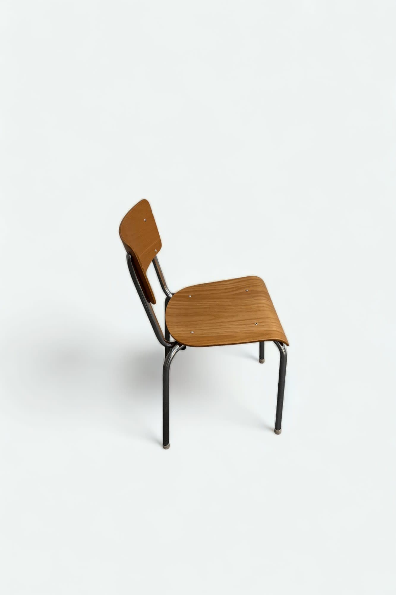 Stapelbare stoelen in schoolstijl met houten zitting en stalen poten-1