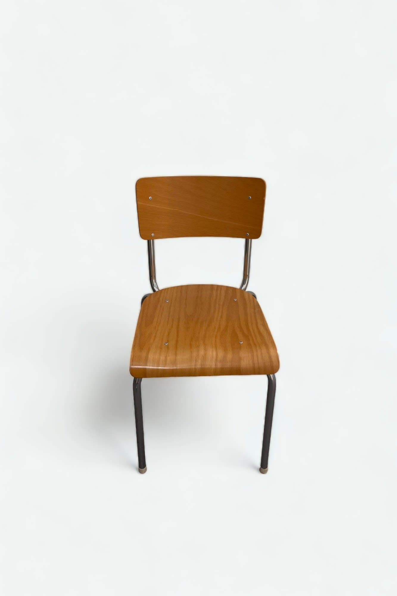 Stapelbare stoelen in schoolstijl met houten zitting en stalen poten-0