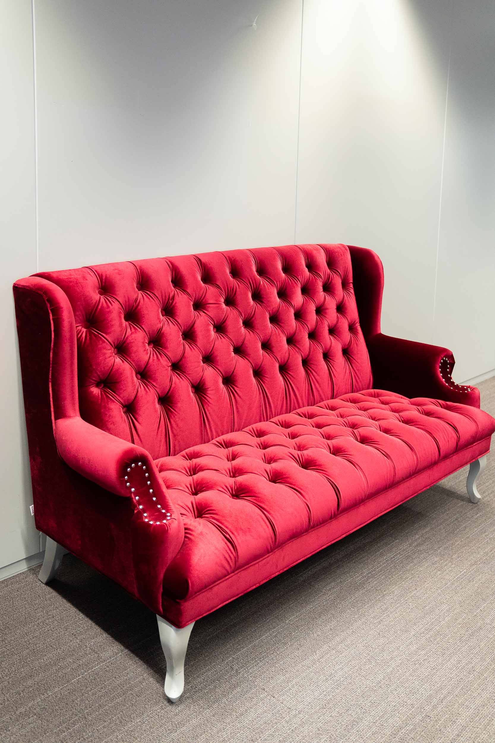 Canapé en velours rouge de Kare Design