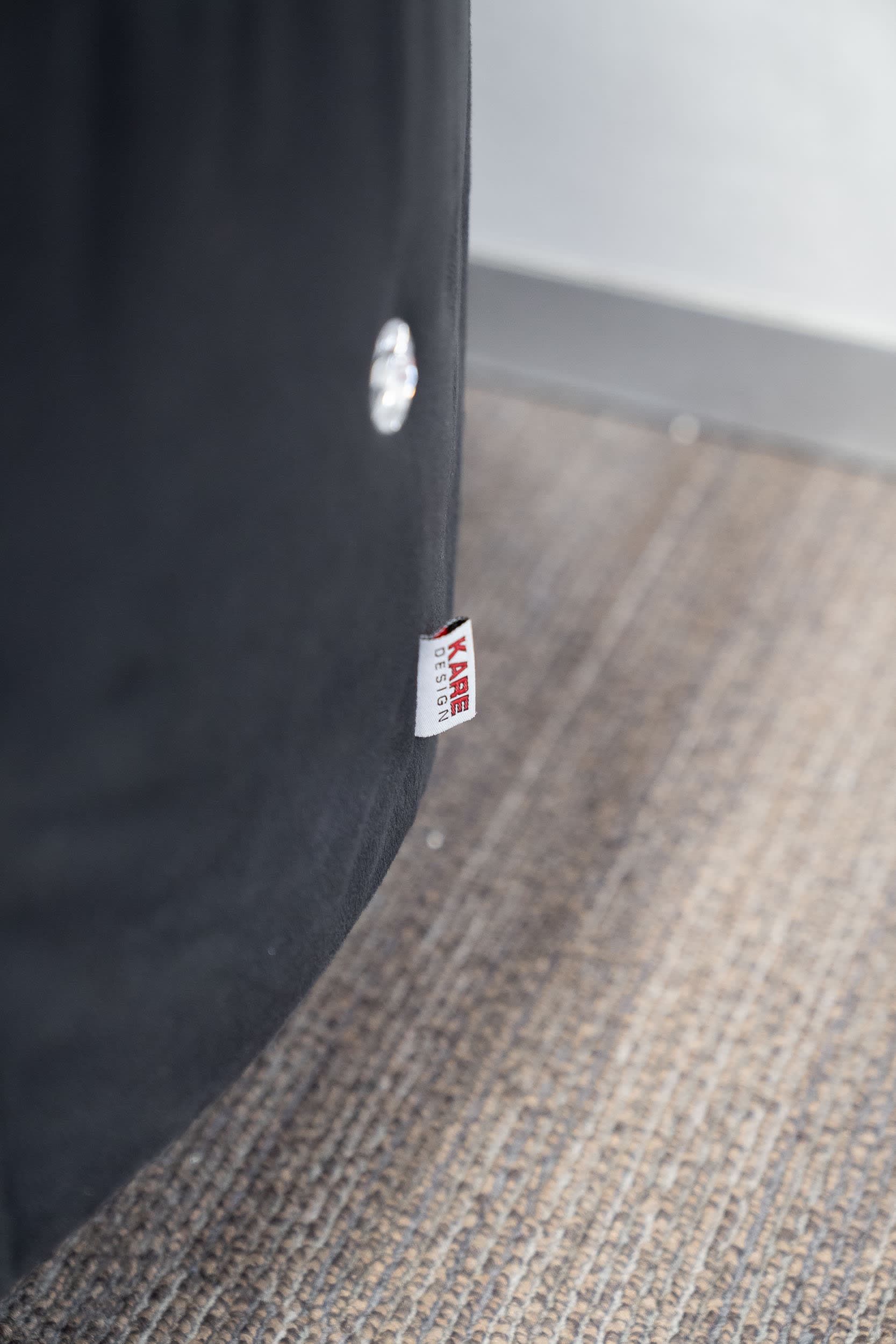 Kare Design ronde zwarte poefs met diamanten-2