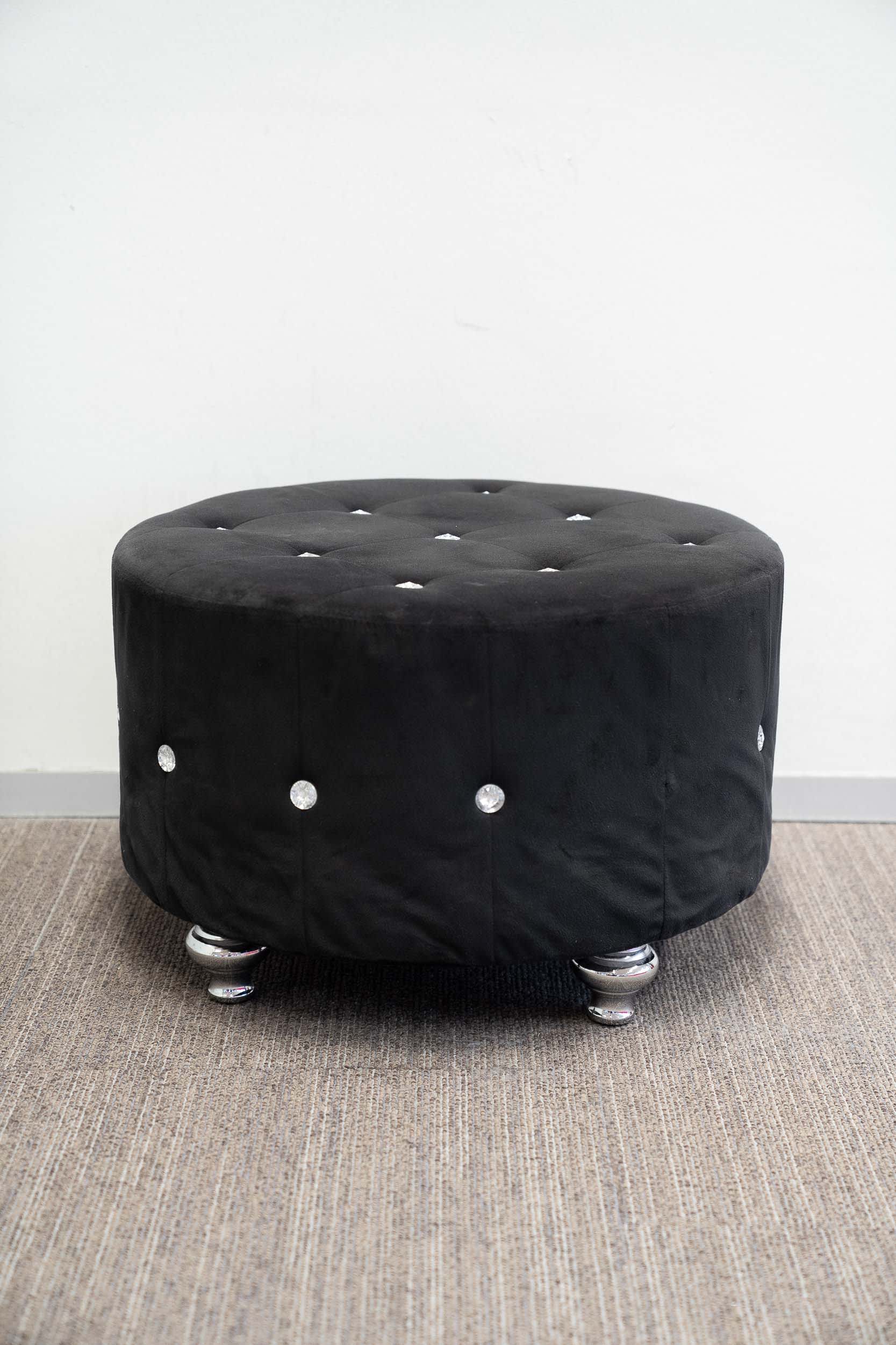 Kare Design ronde zwarte poefs met diamanten-1