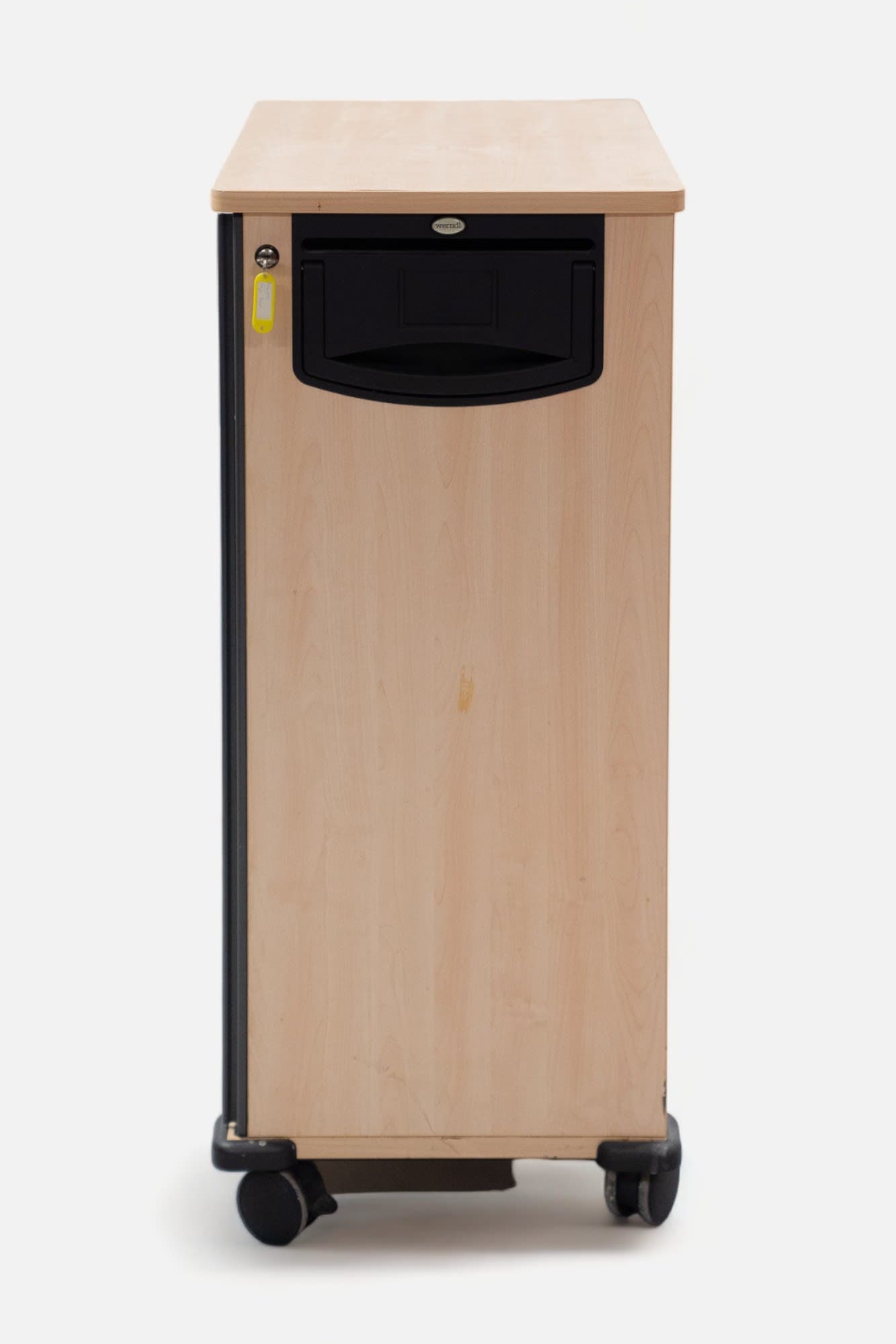 Rangement gris et bois sur roulettes avec système de fermeture à clé