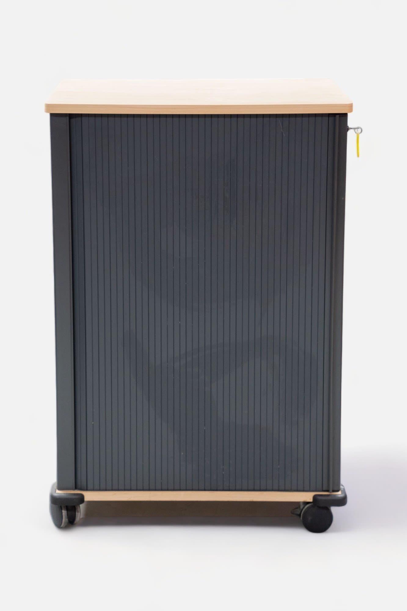 Rangement gris et bois sur roulettes avec système de fermeture à clé