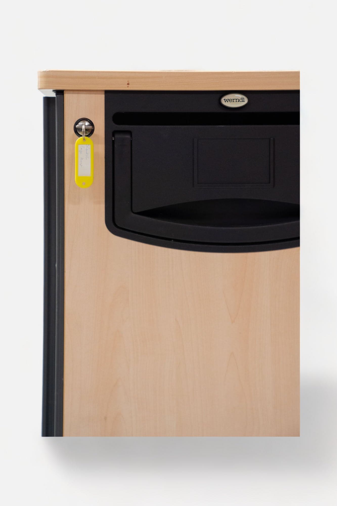 Rangement gris et bois sur roulettes avec système de fermeture à clé