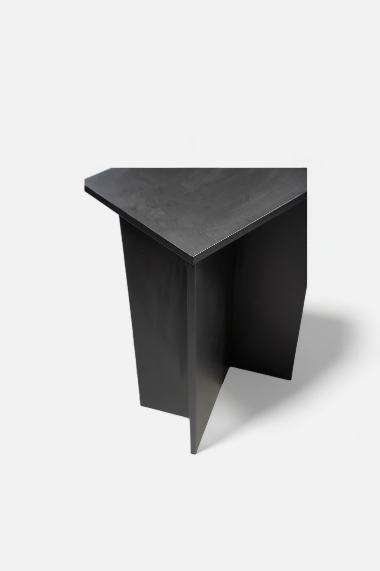 Lage zwarte houten bijzettafel-1