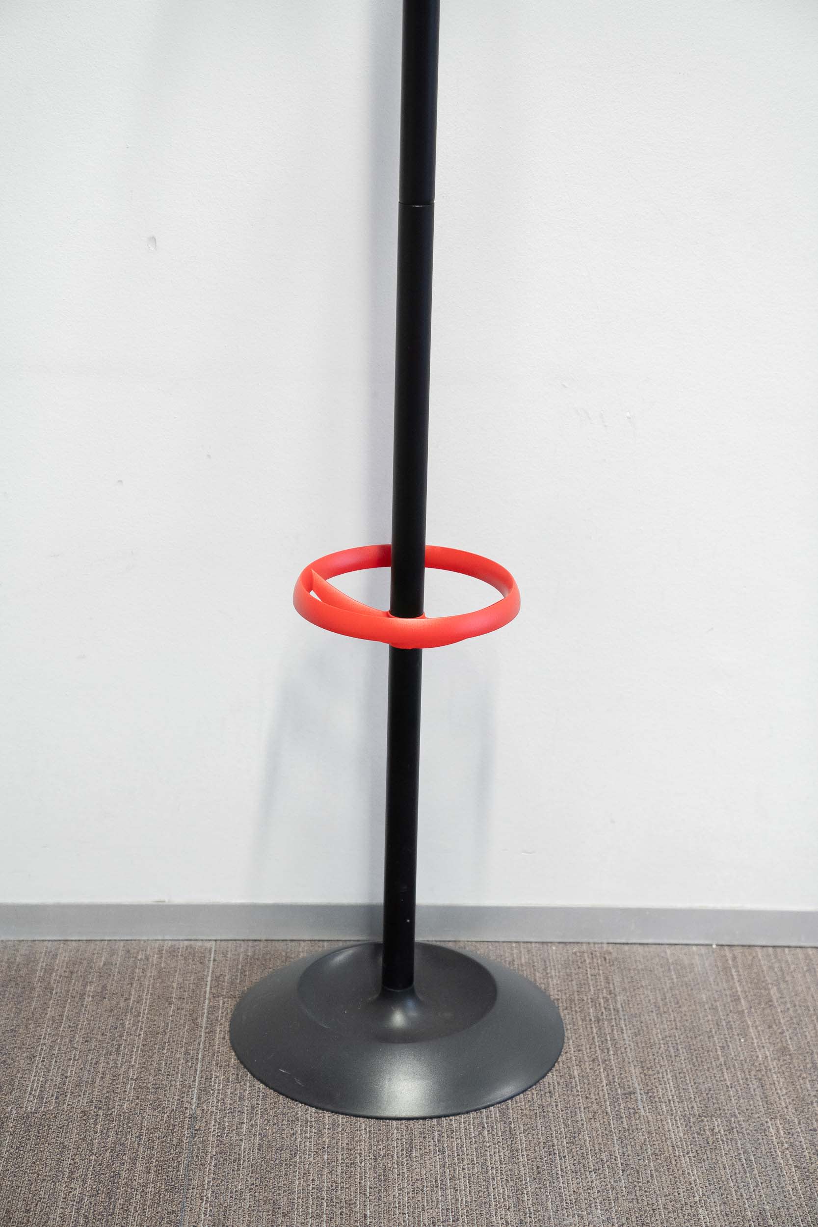 KAPSTOK Zwart en rood metalen kleerhanger-2