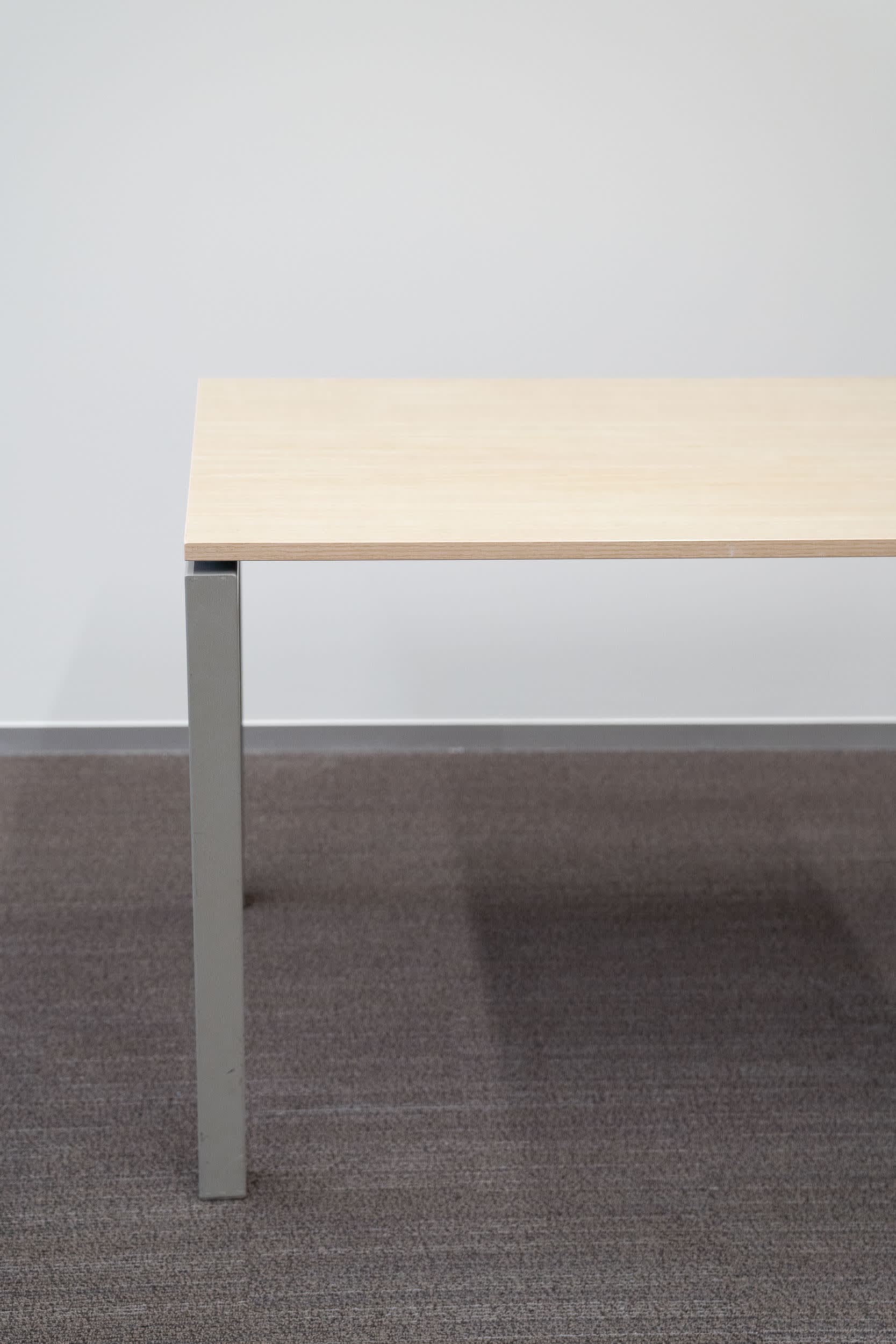 Nurus 140cm Bureau en bois clair sur pieds carrés gris avec roulettes intégrées-2