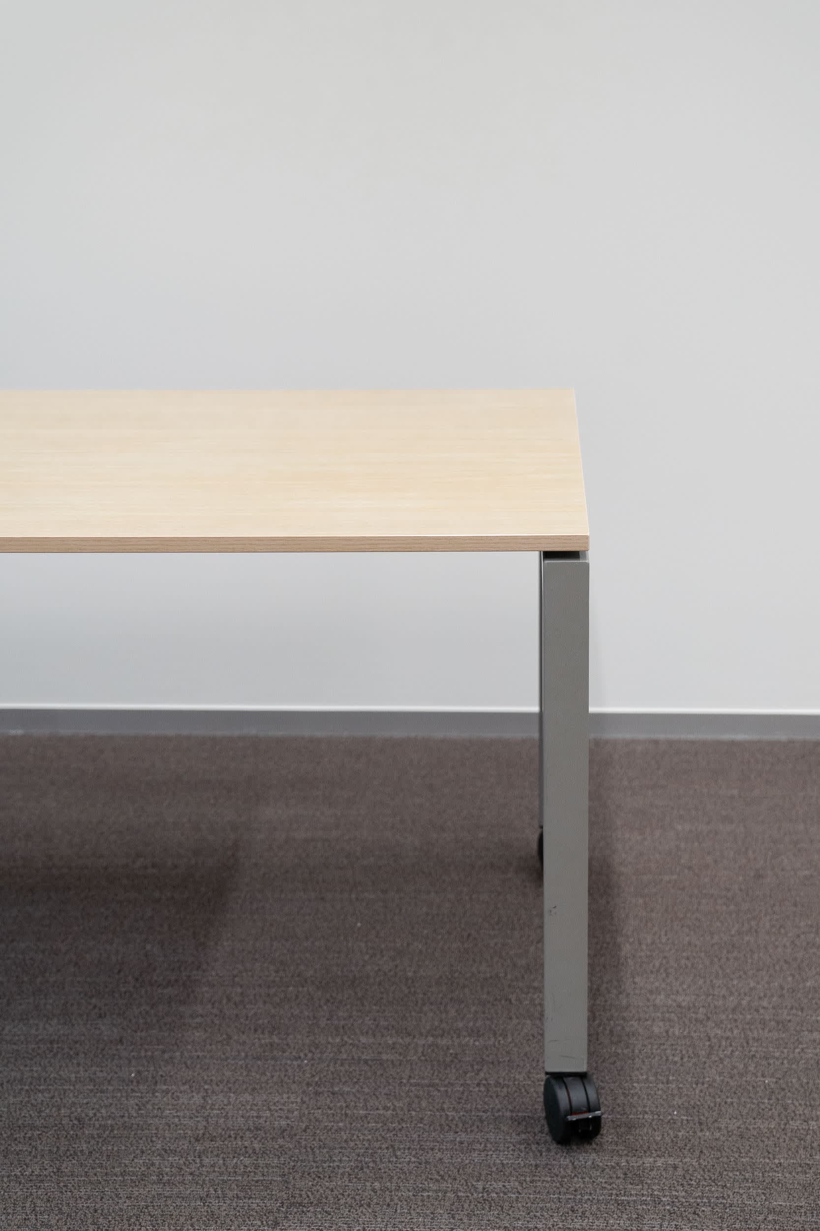 Nurus 140cm Light wood desk on grey squared legs with integrated wheels