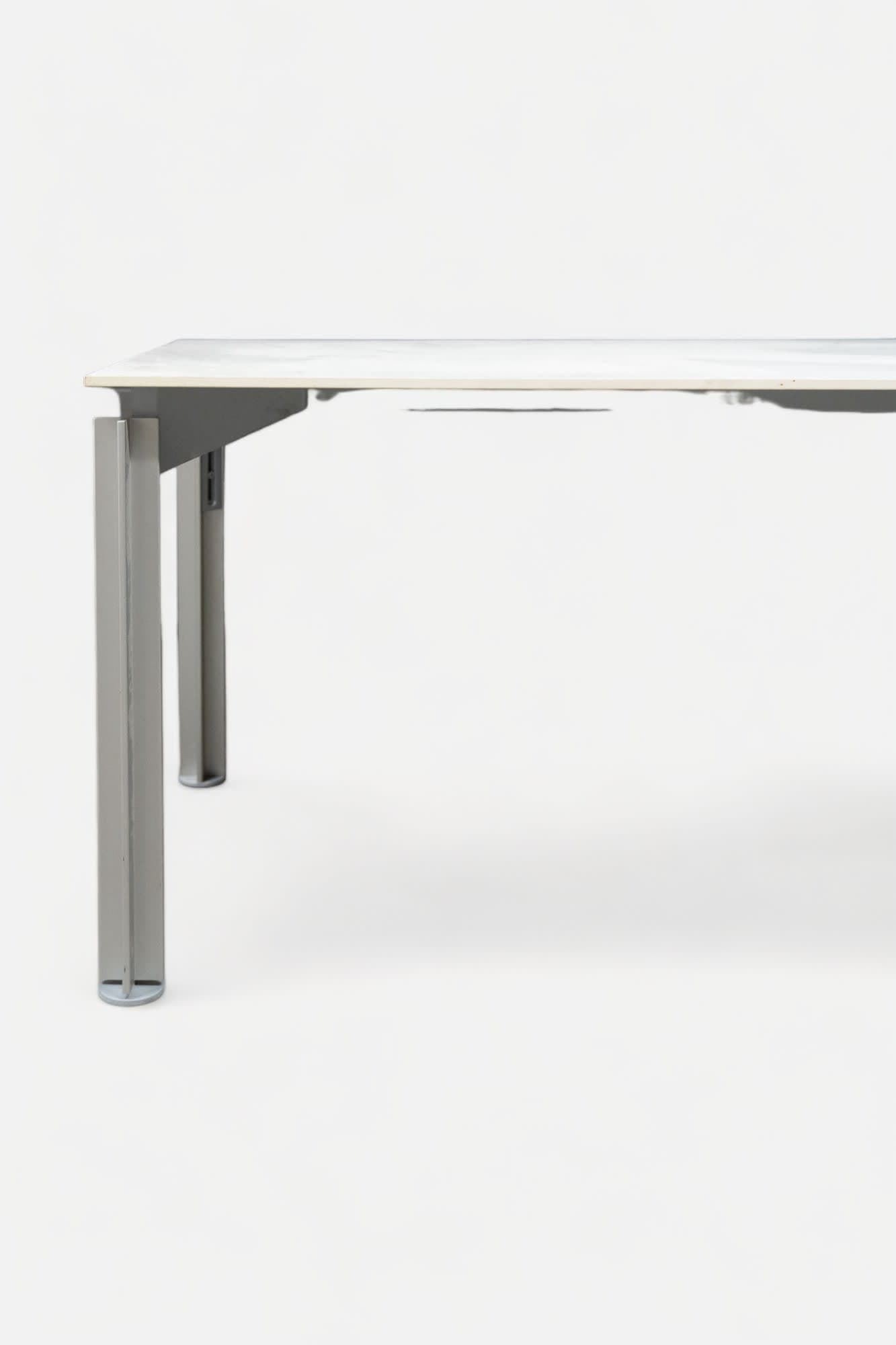 Bulo H20 240cm Bureau en bois avec plateau blanc et pieds gris-1