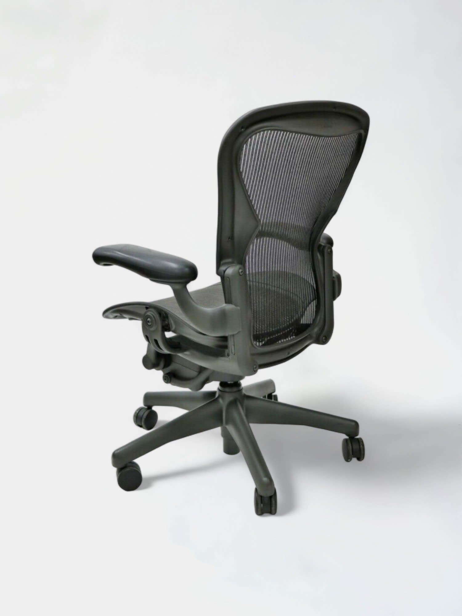 Herman Miller Aeron Classic Basic Graphite zwart mesh bureaustoel maat B-2