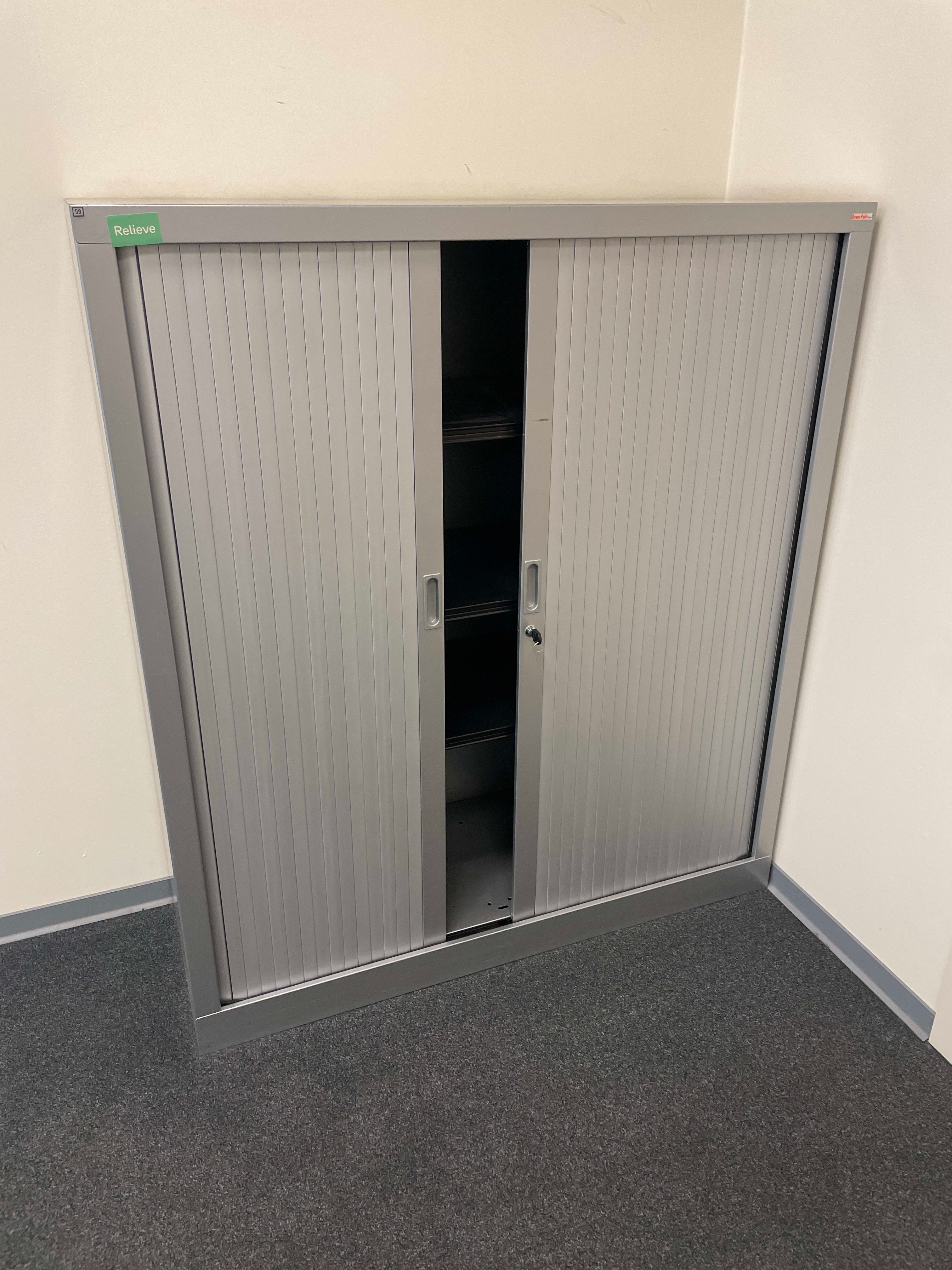 Armoire grise de 138 cm avec clé-3