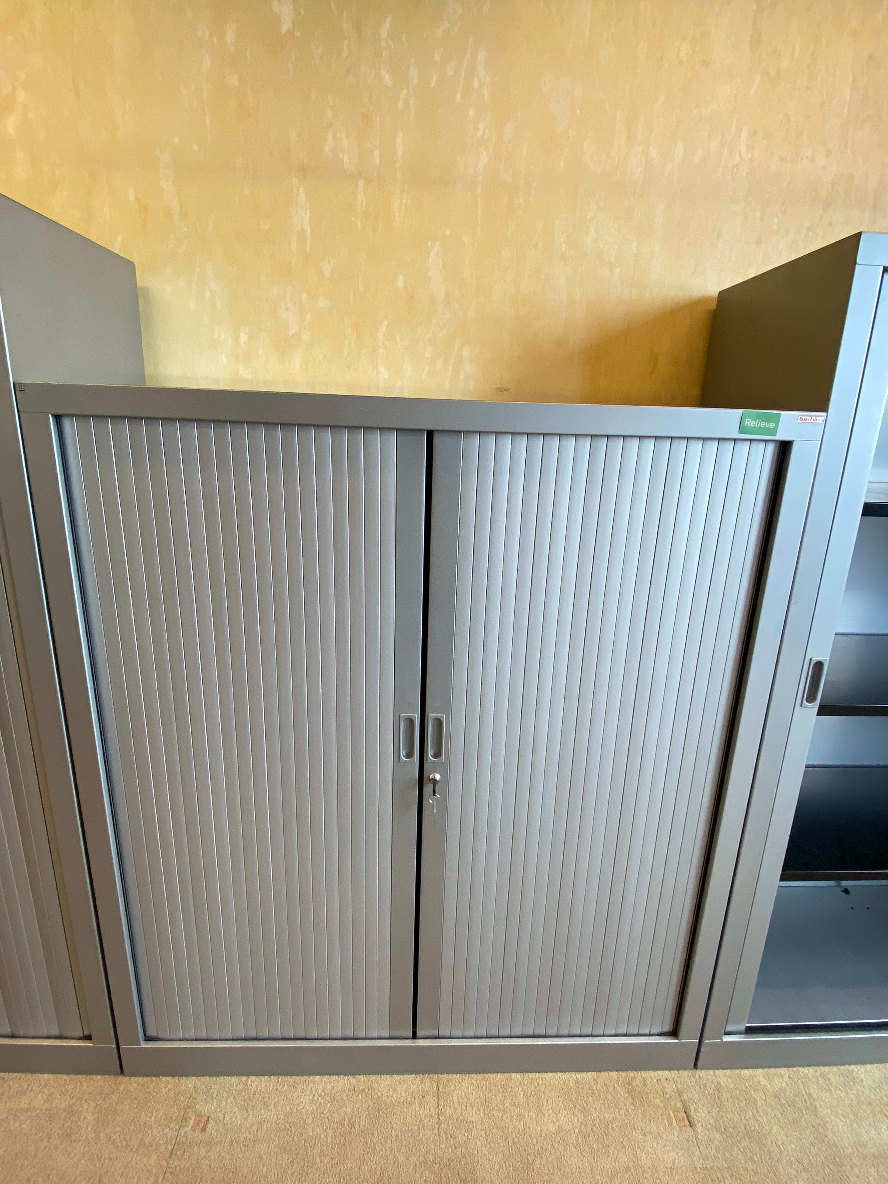 Armoire grise de 138 cm avec clé-2