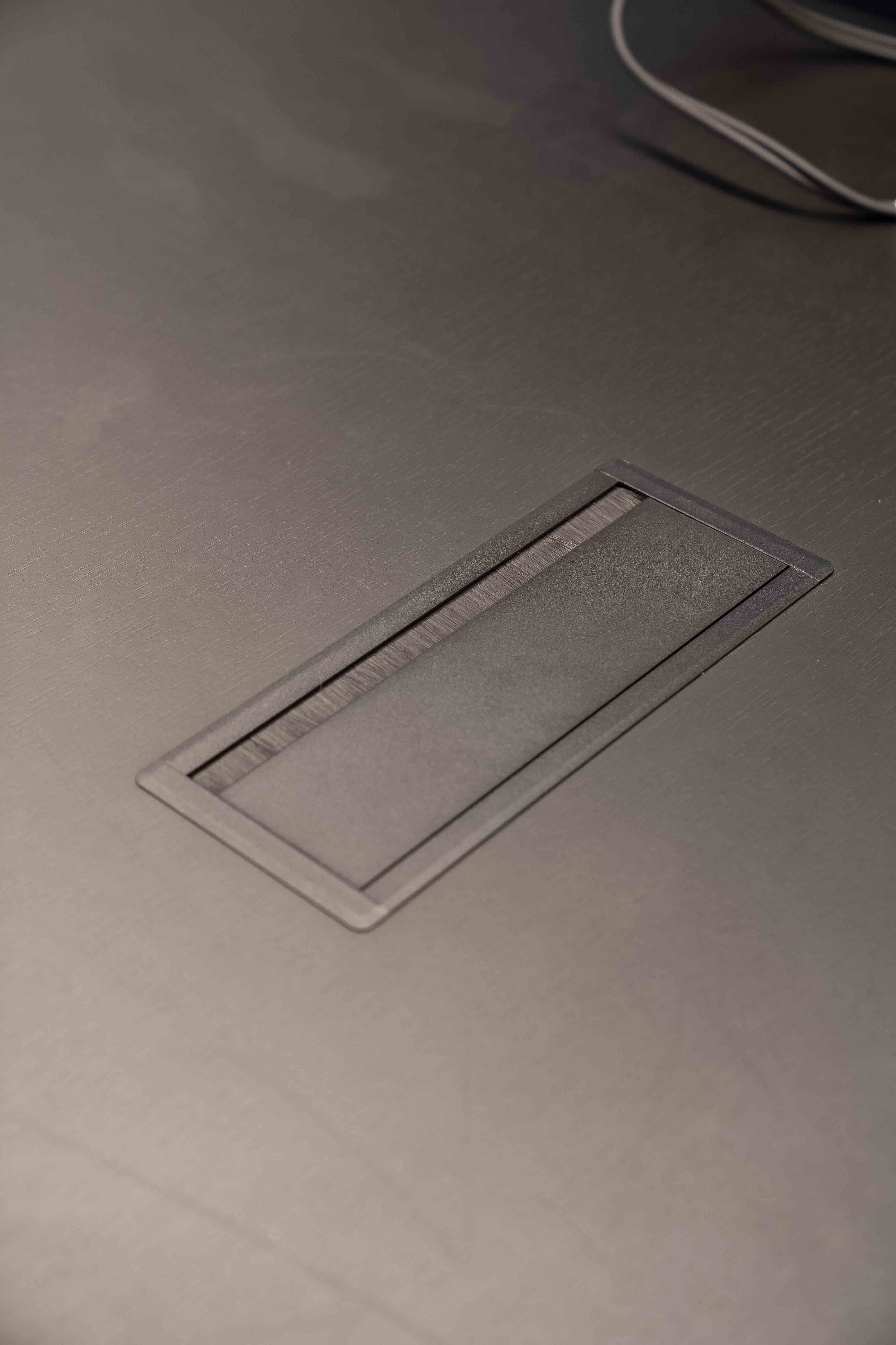 Table de conférence carrée en bois noir avec système de gestion des câbles intégré-2