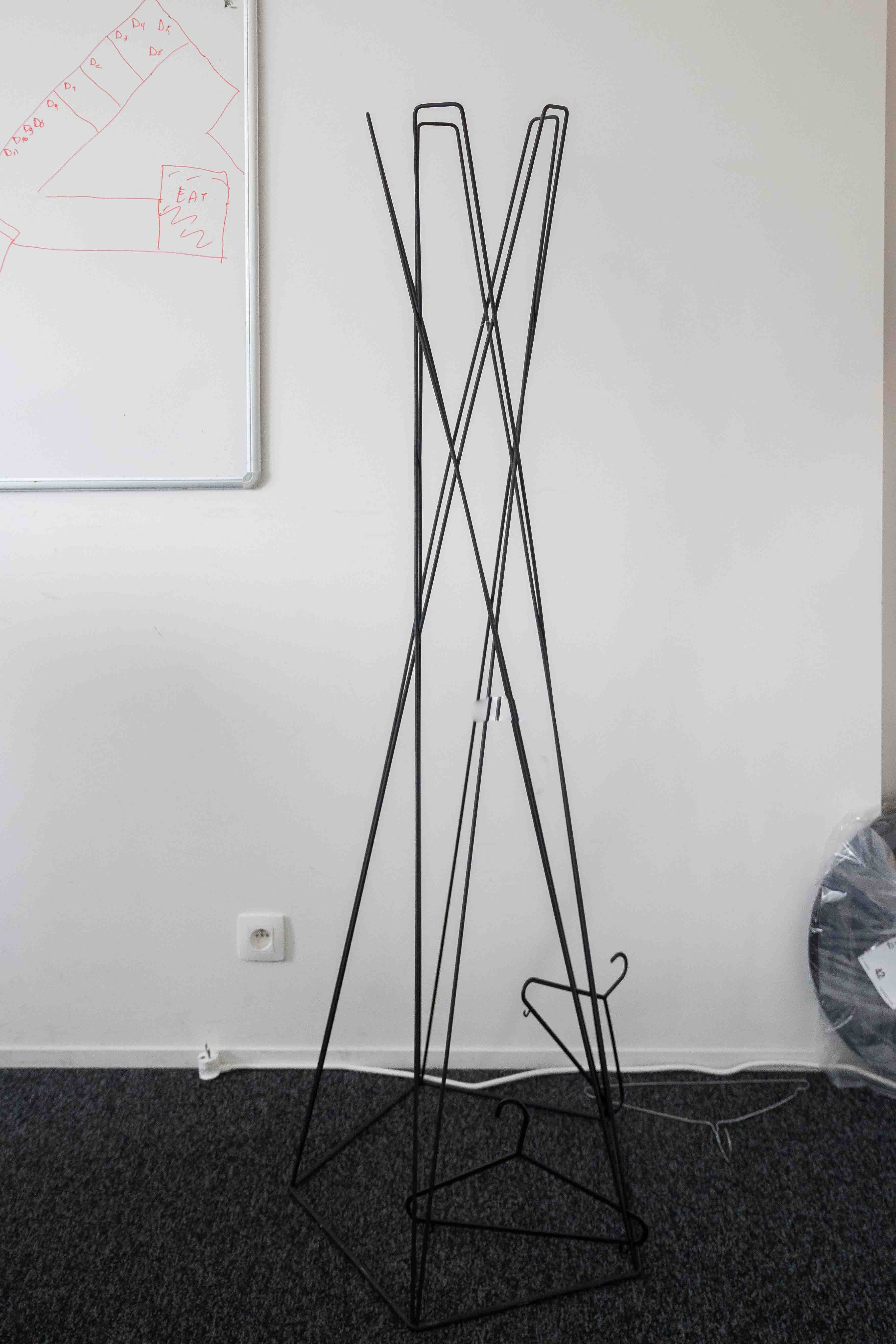 Porte-manteau en métal noir Cascando avec design géométrique-2