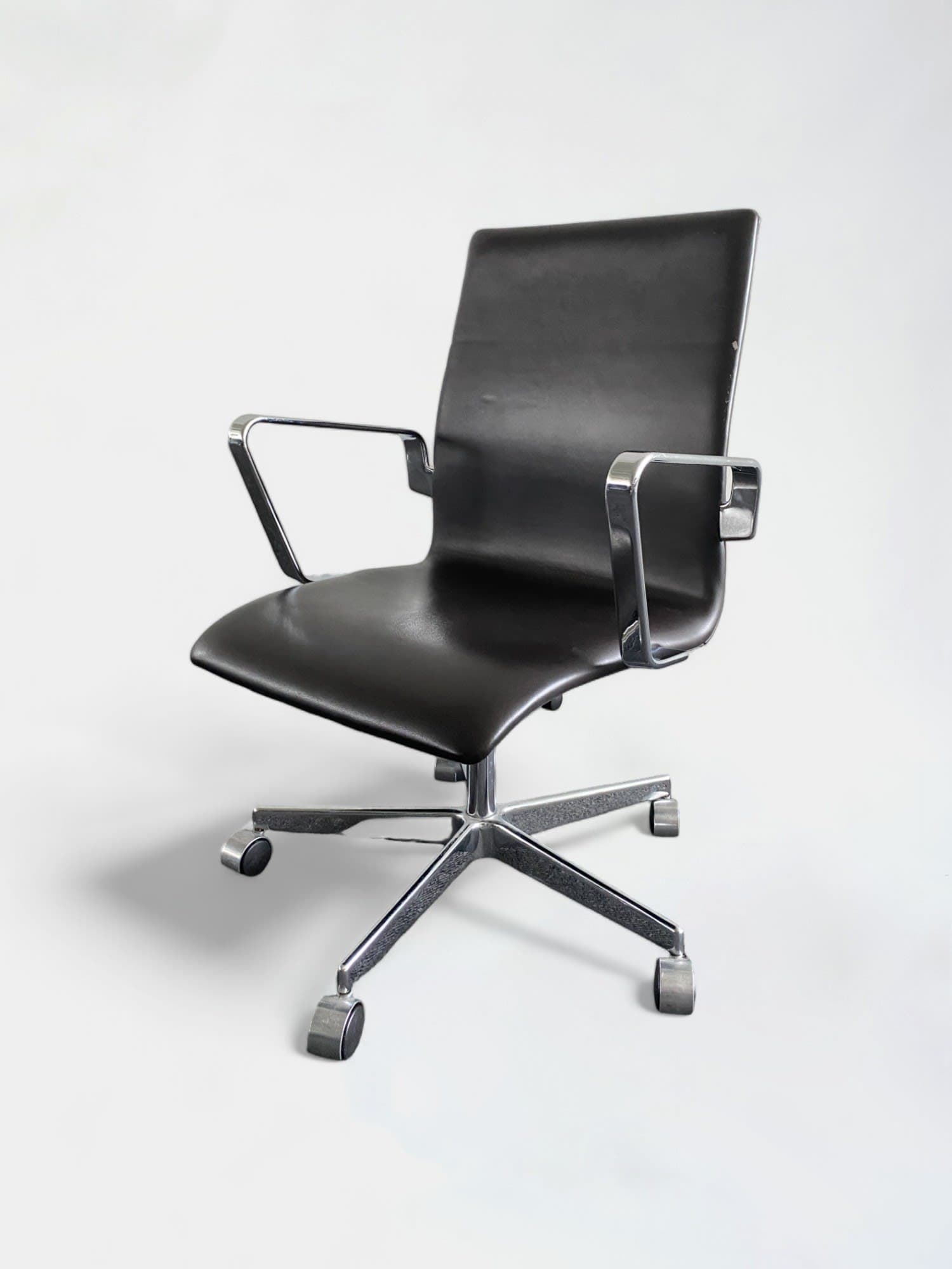 Fritz Hansen donkerbruin lederen bureaustoel met chromen accenten en verrijdbaar onderstel-1