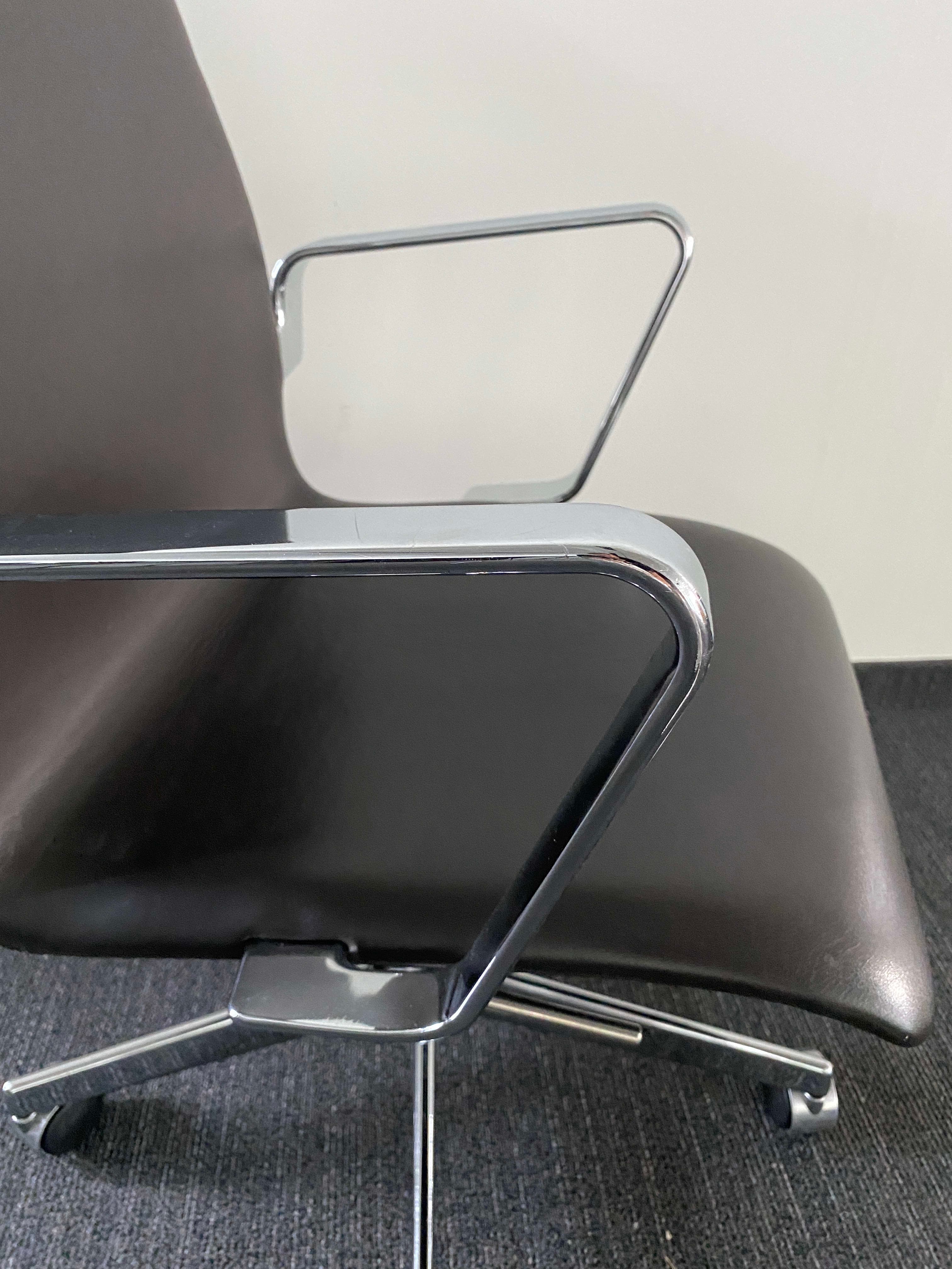 Fritz Hansen donkerbruin lederen bureaustoel met chromen accenten en verrijdbaar onderstel-7