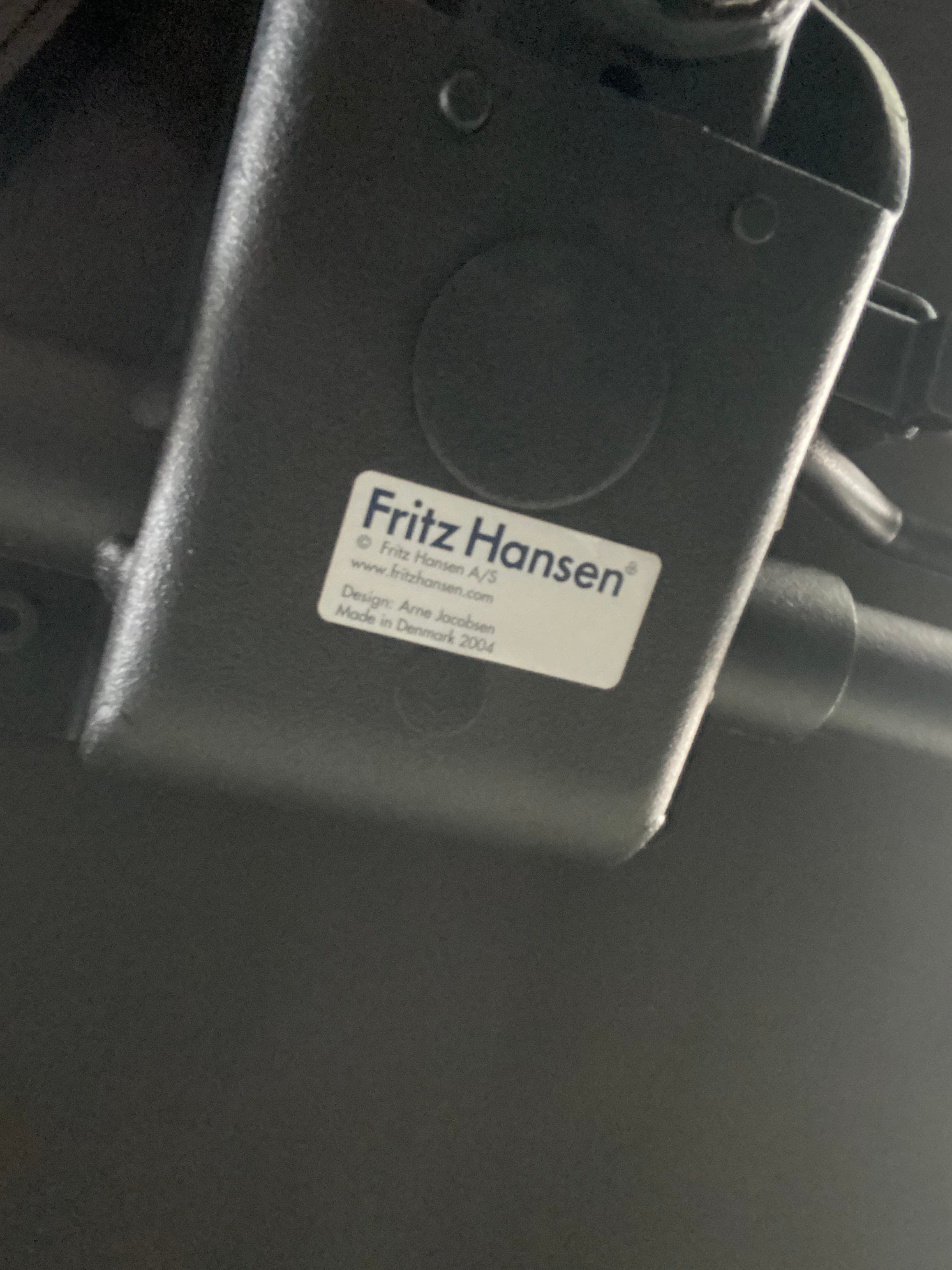 Fritz Hansen donkerbruin lederen bureaustoel met chromen accenten en verrijdbaar onderstel-2
