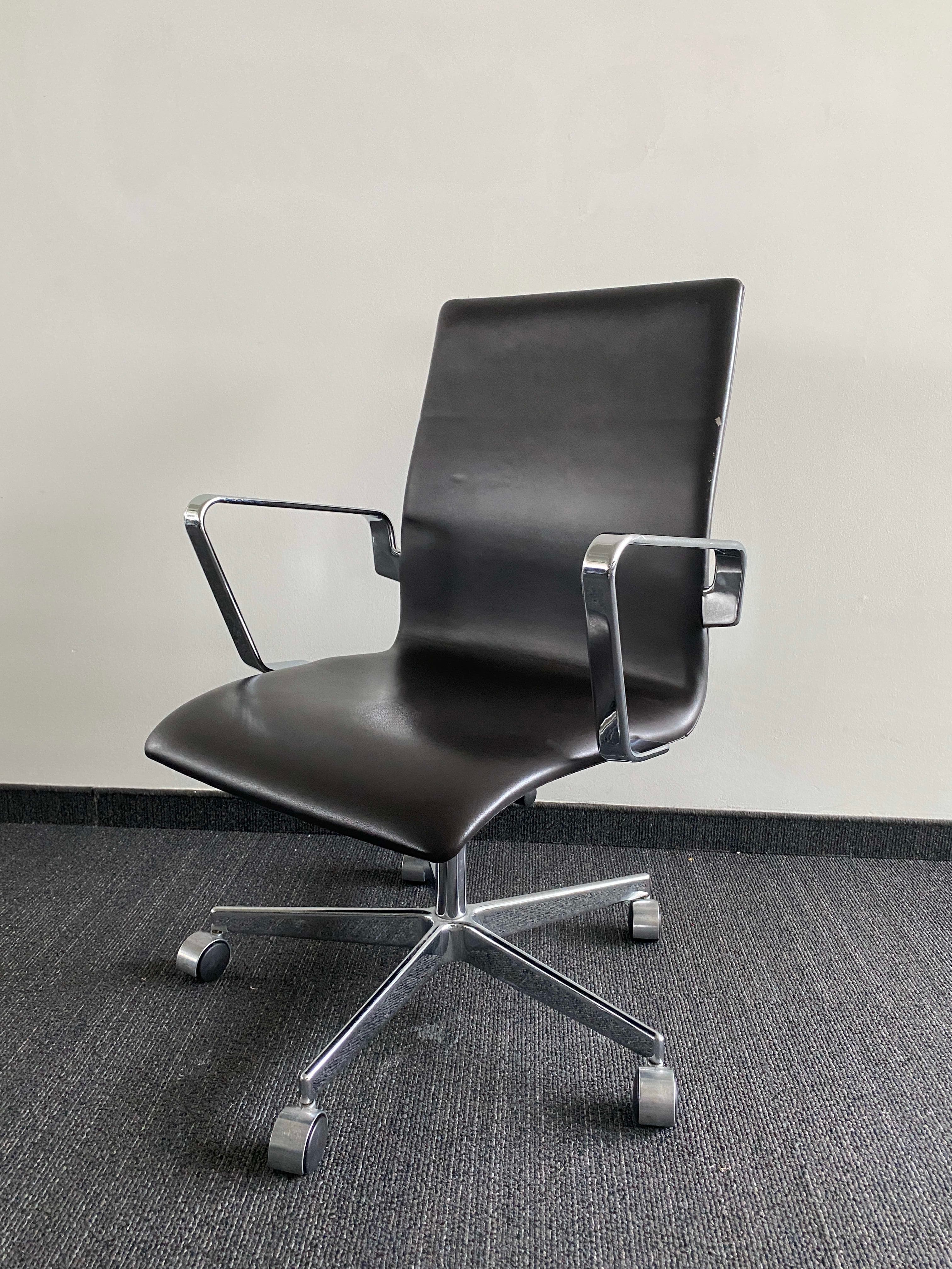 Fritz Hansen donkerbruin lederen bureaustoel met chromen accenten en verrijdbaar onderstel-3