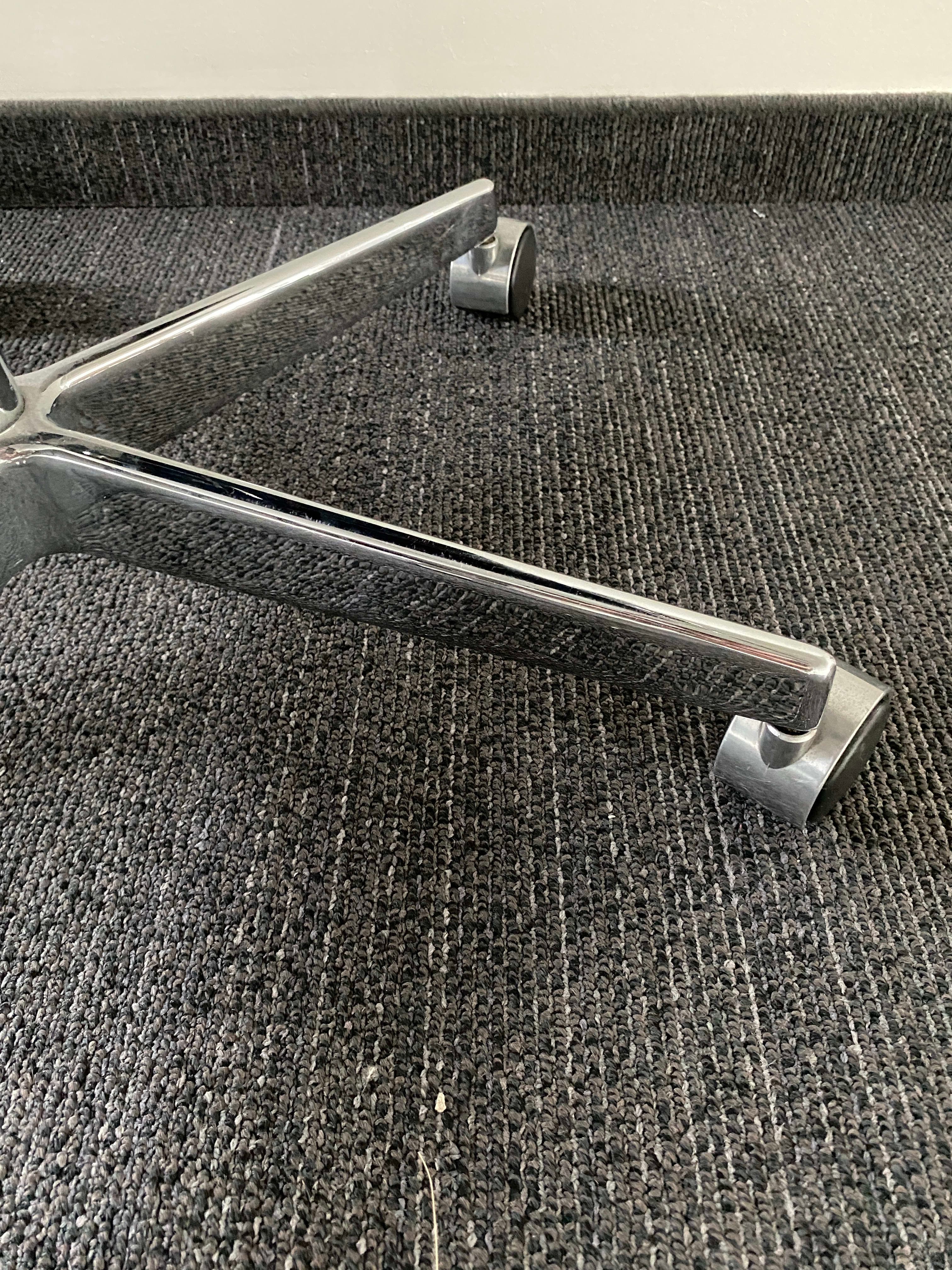 Fritz Hansen donkerbruin lederen bureaustoel met chromen accenten en verrijdbaar onderstel-4