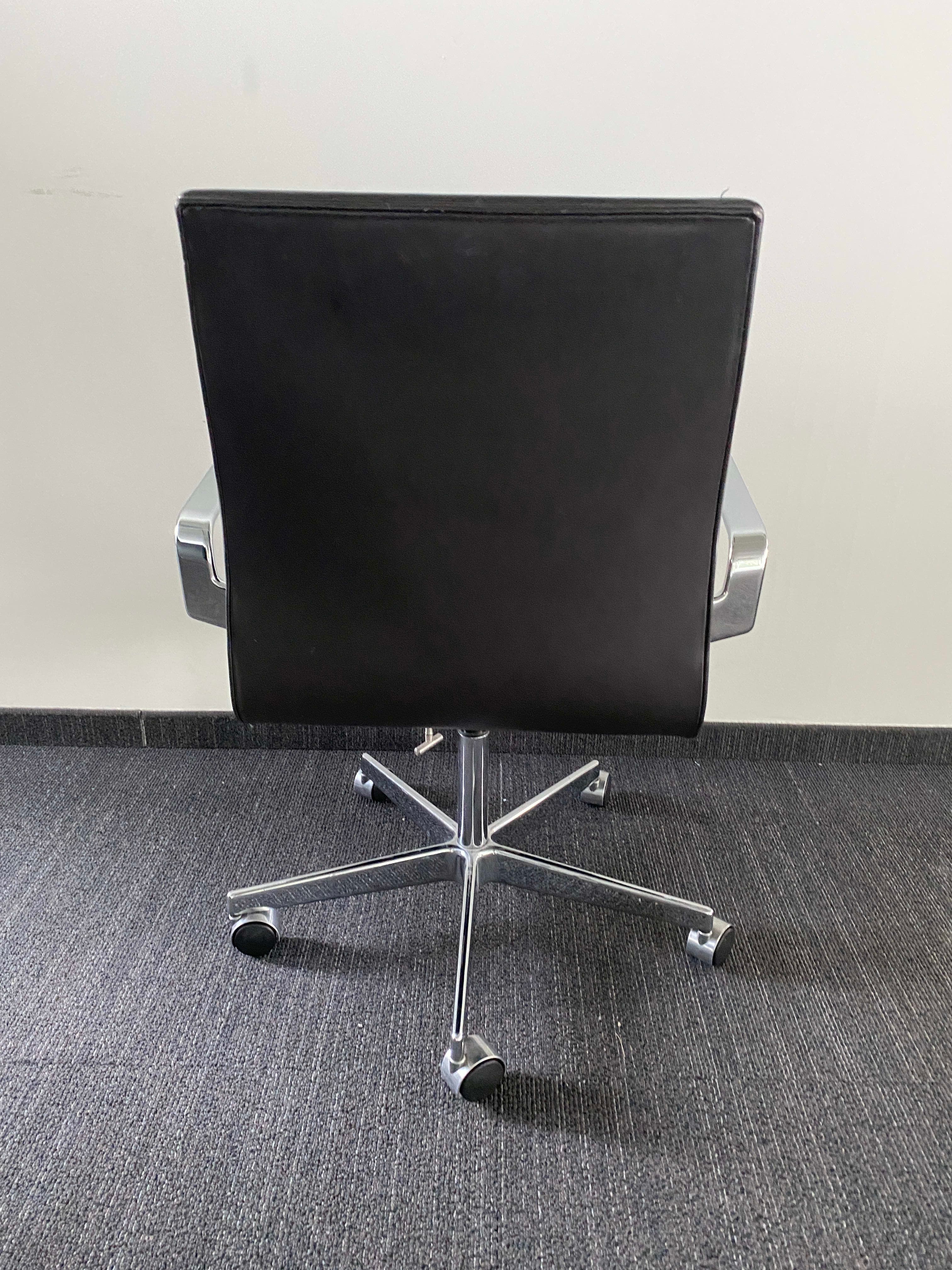 Fritz Hansen donkerbruin lederen bureaustoel met chromen accenten en verrijdbaar onderstel-6