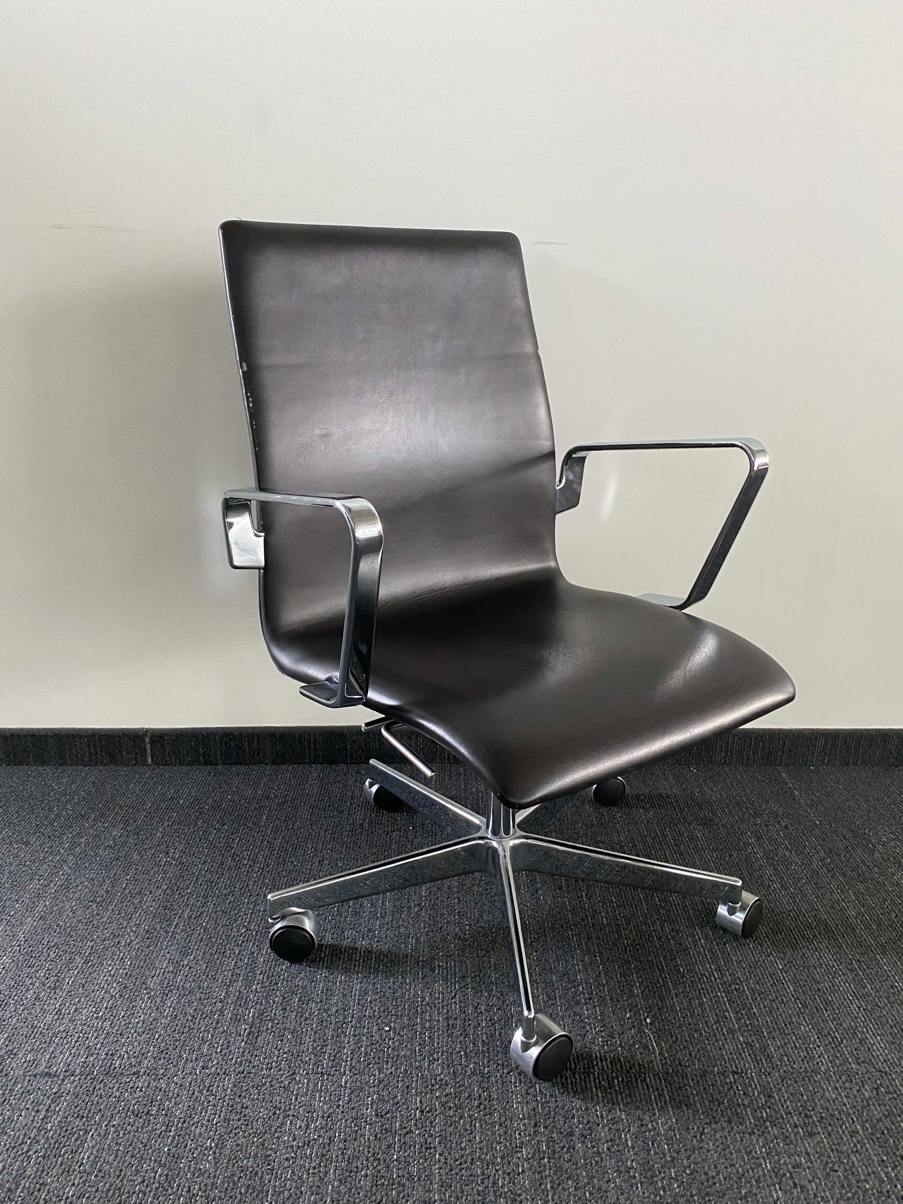 Fritz Hansen donkerbruin lederen bureaustoel met chromen accenten en verrijdbaar onderstel-5
