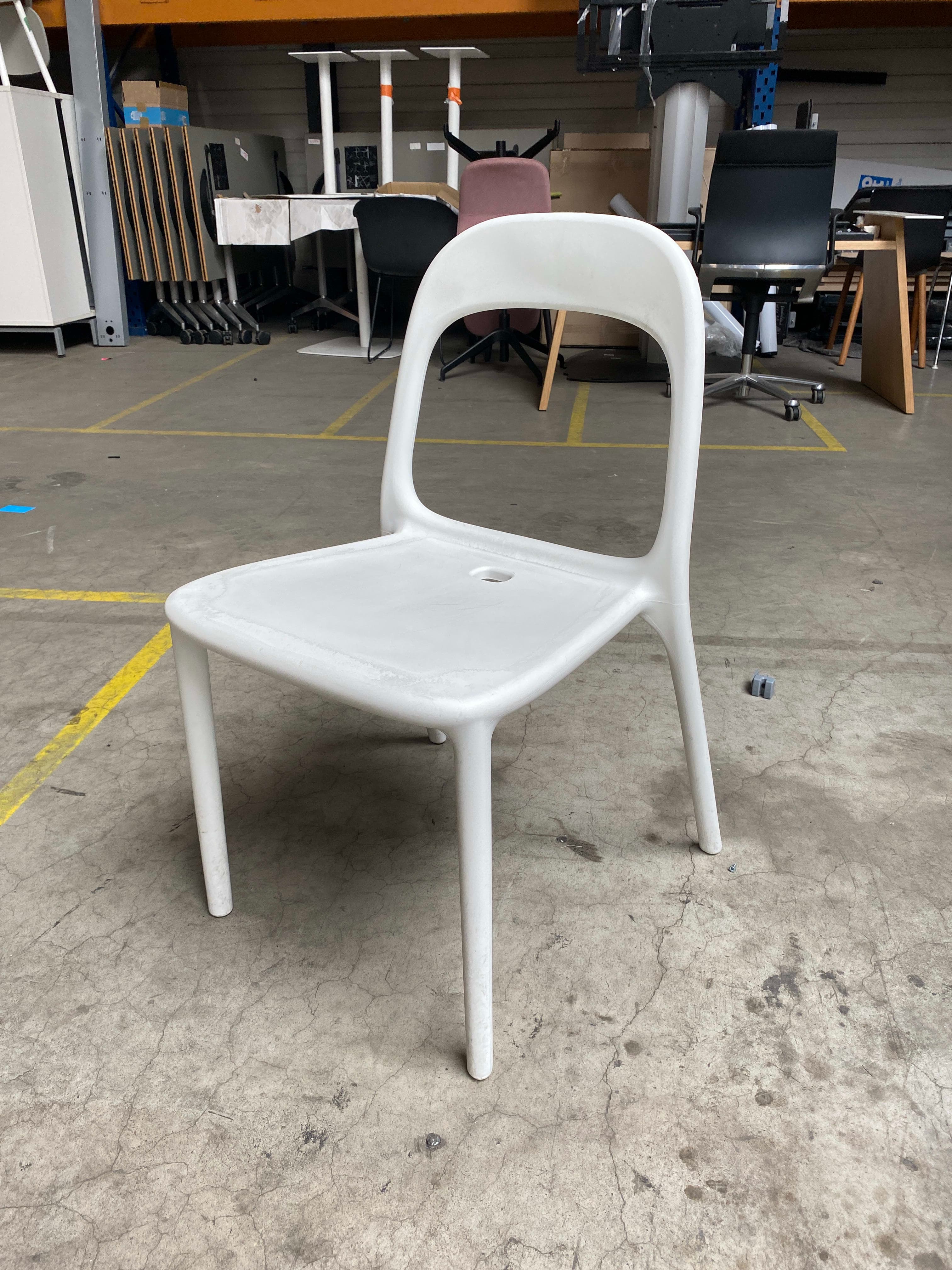 Ikea urban Plastic Stoel met Ergonomische Rugleuning en Geïntegreerde Handgreep-0