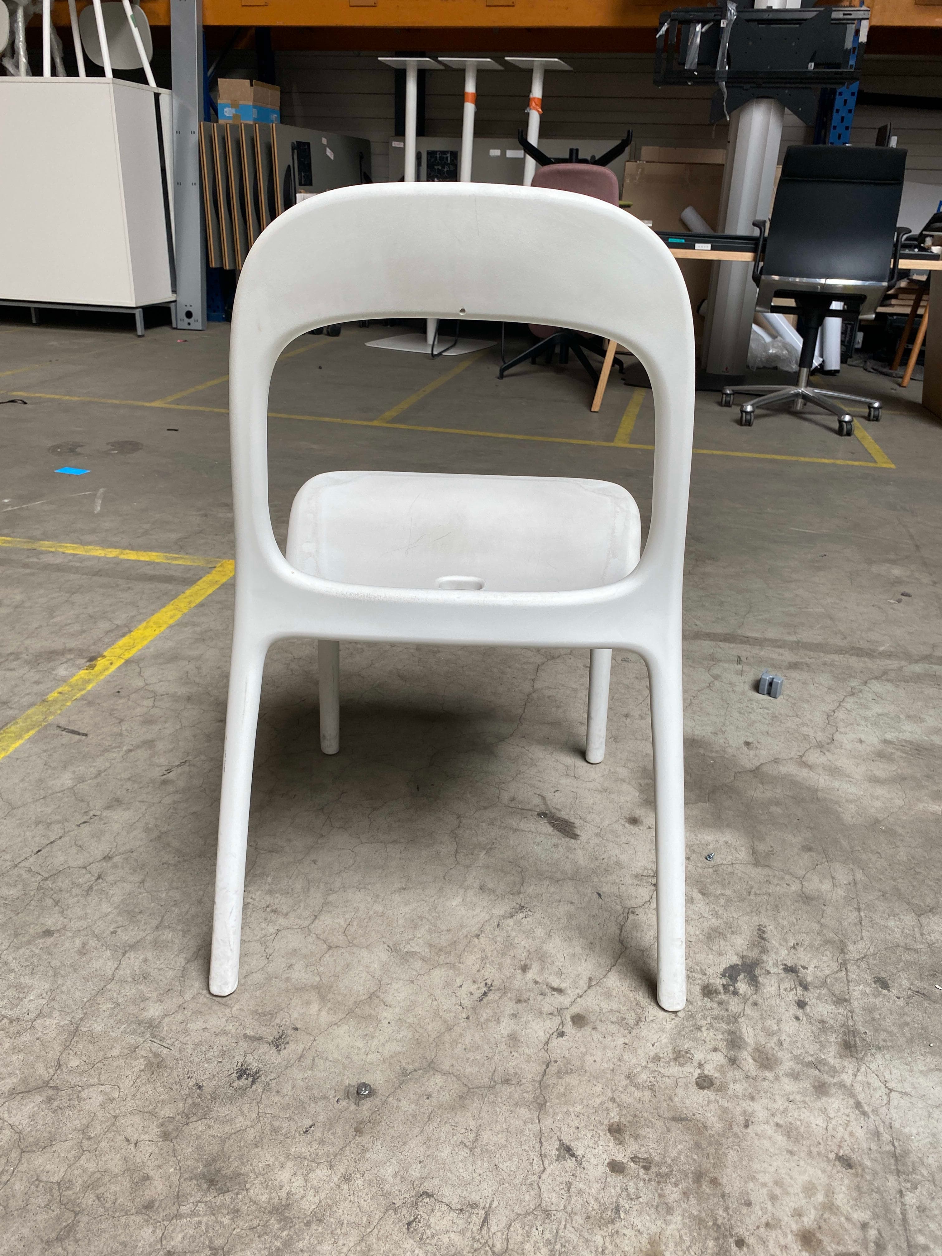 Ikea urban Plastic Stoel met Ergonomische Rugleuning en Geïntegreerde Handgreep-2