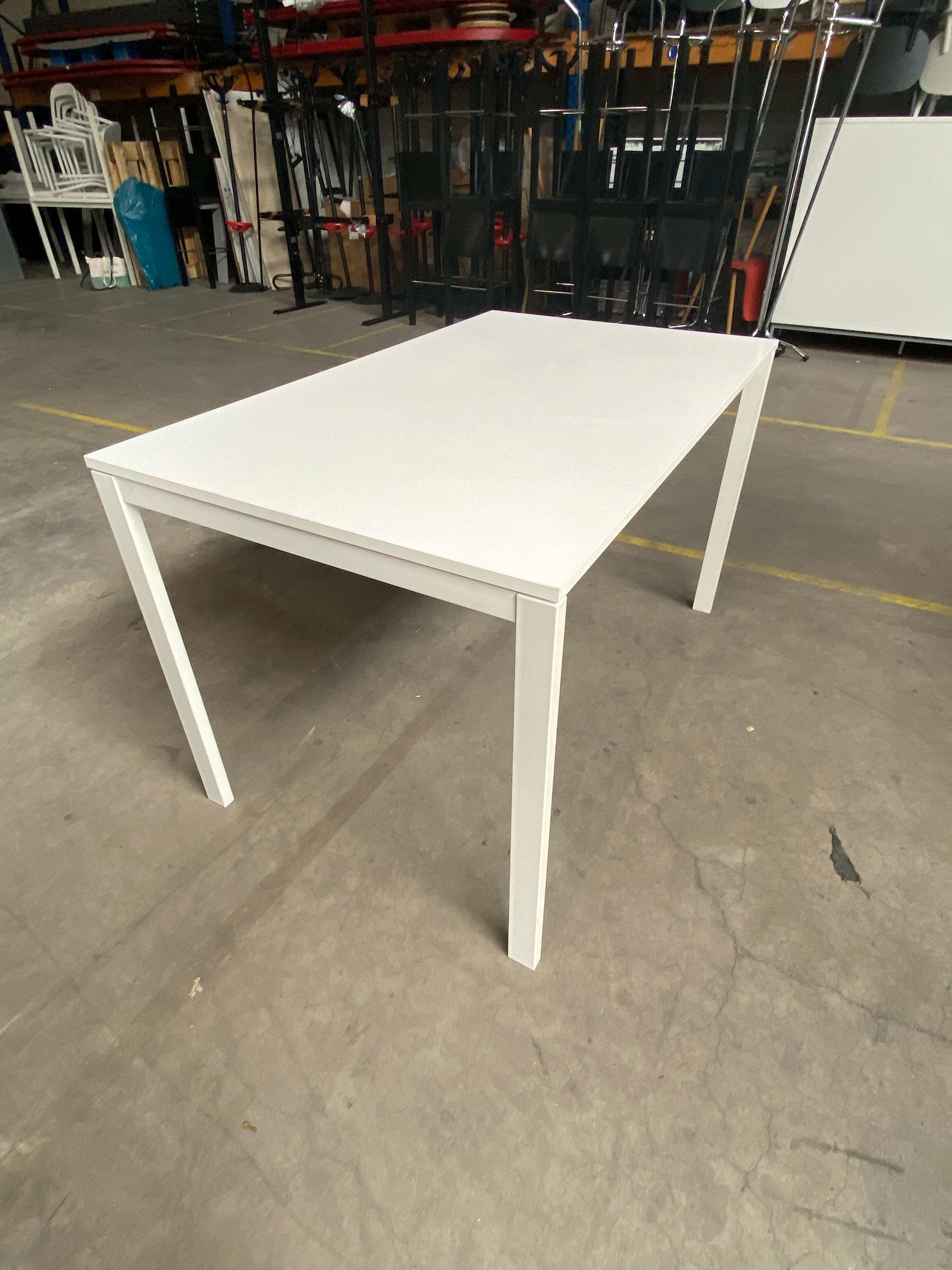 Bureau Ikea en métal blanc avec design moderne et minimaliste-2