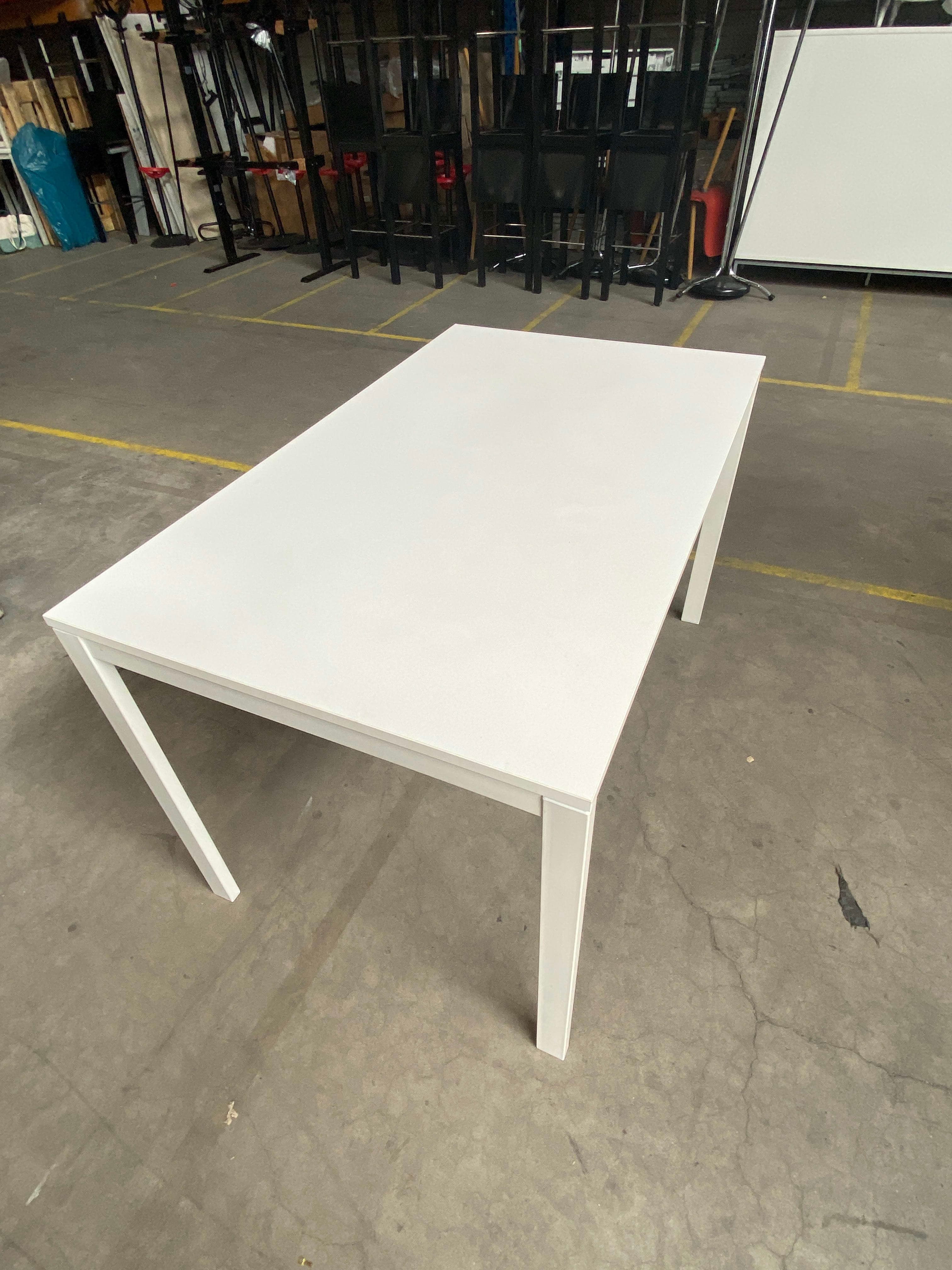 Bureau Ikea en métal blanc avec design moderne et minimaliste-1