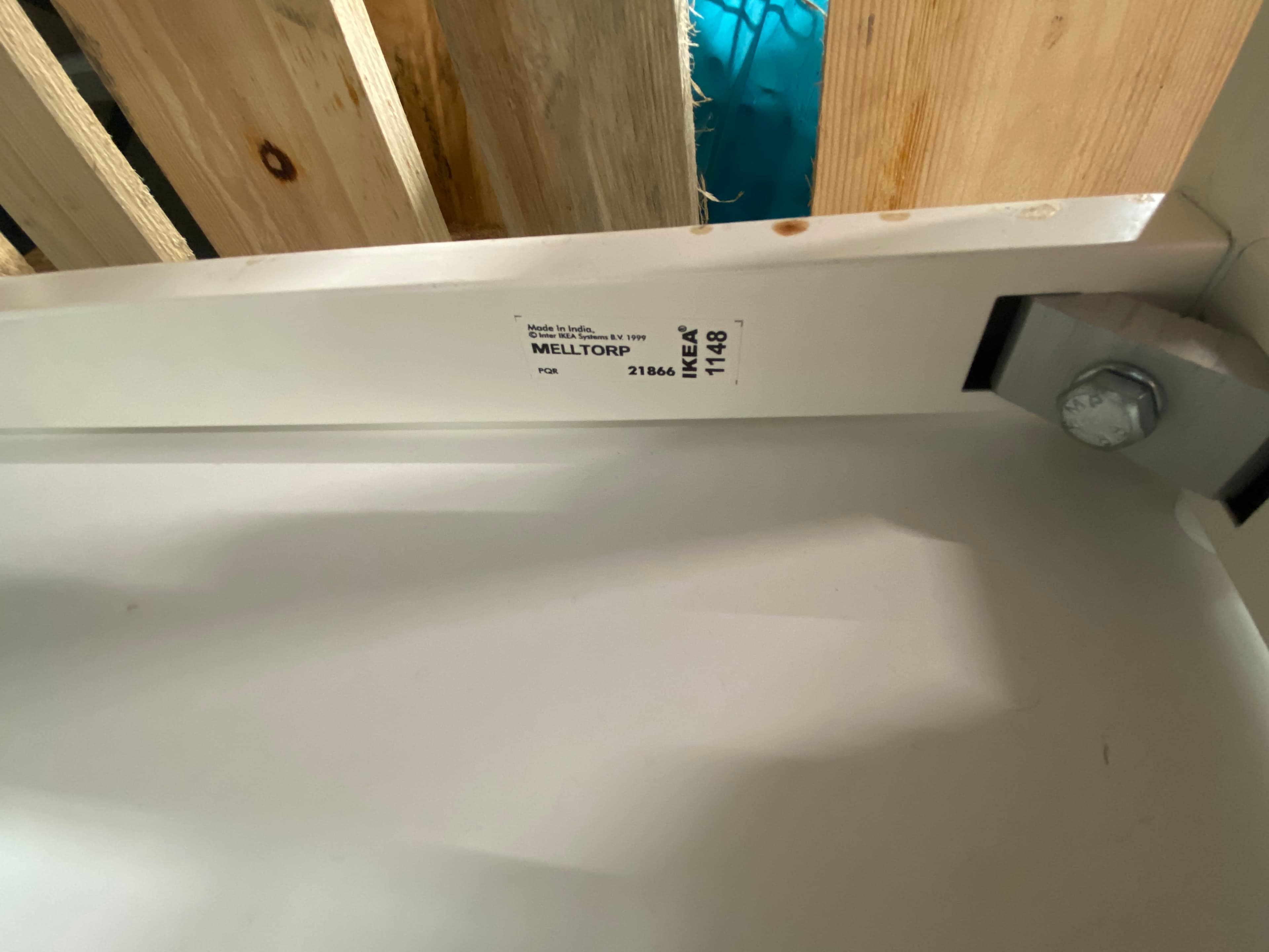 Bureau Ikea en métal blanc avec design moderne et minimaliste-3