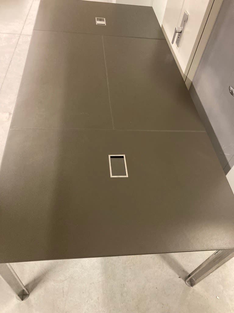 Table de réunion Bulo avec plateau en cuir et accès au plateau sur pieds chromés