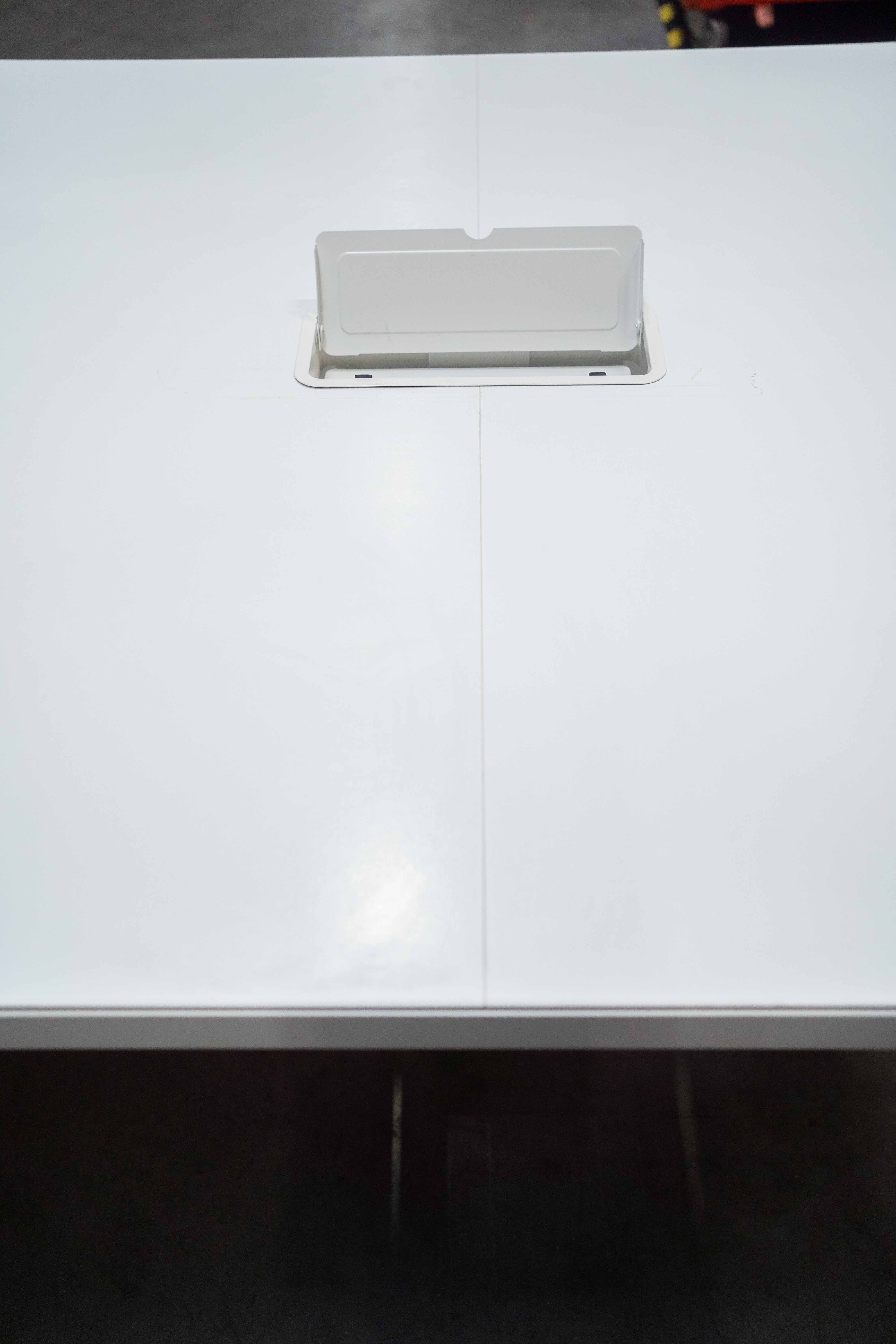 Witte vierkante tafel met kabelmanagement-2