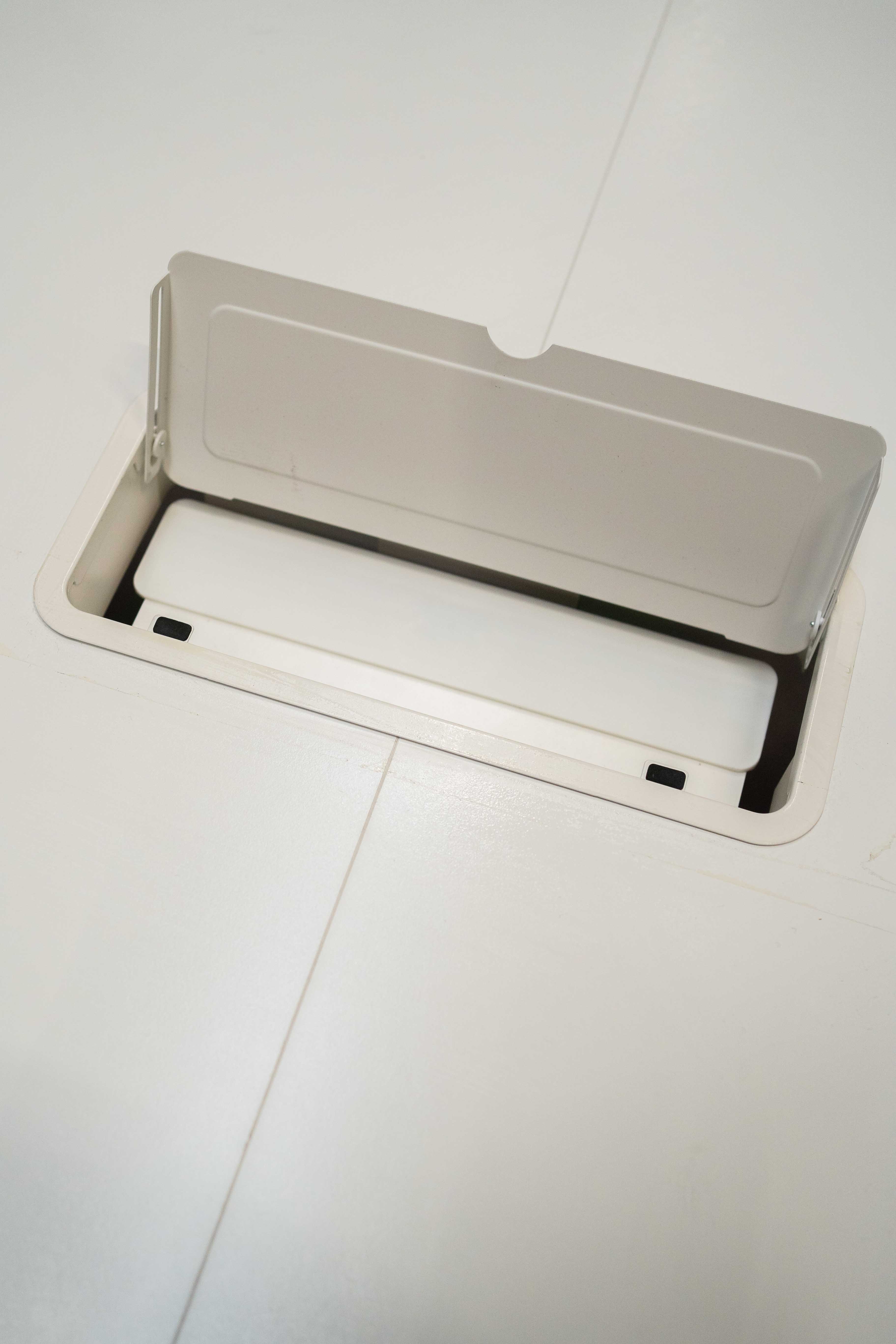 Witte vierkante tafel met kabelmanagement-1