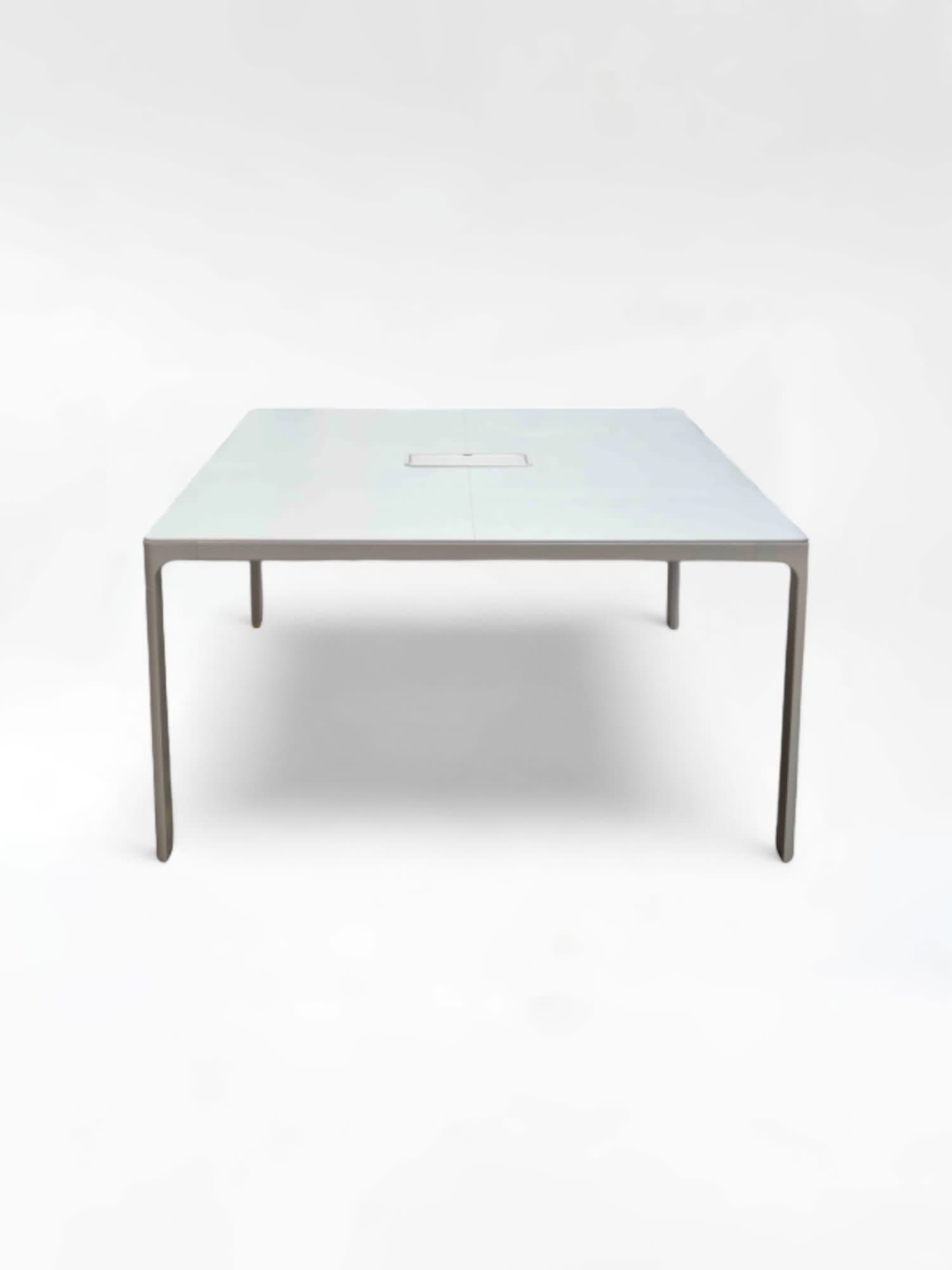 Witte vierkante tafel met kabelmanagement-0