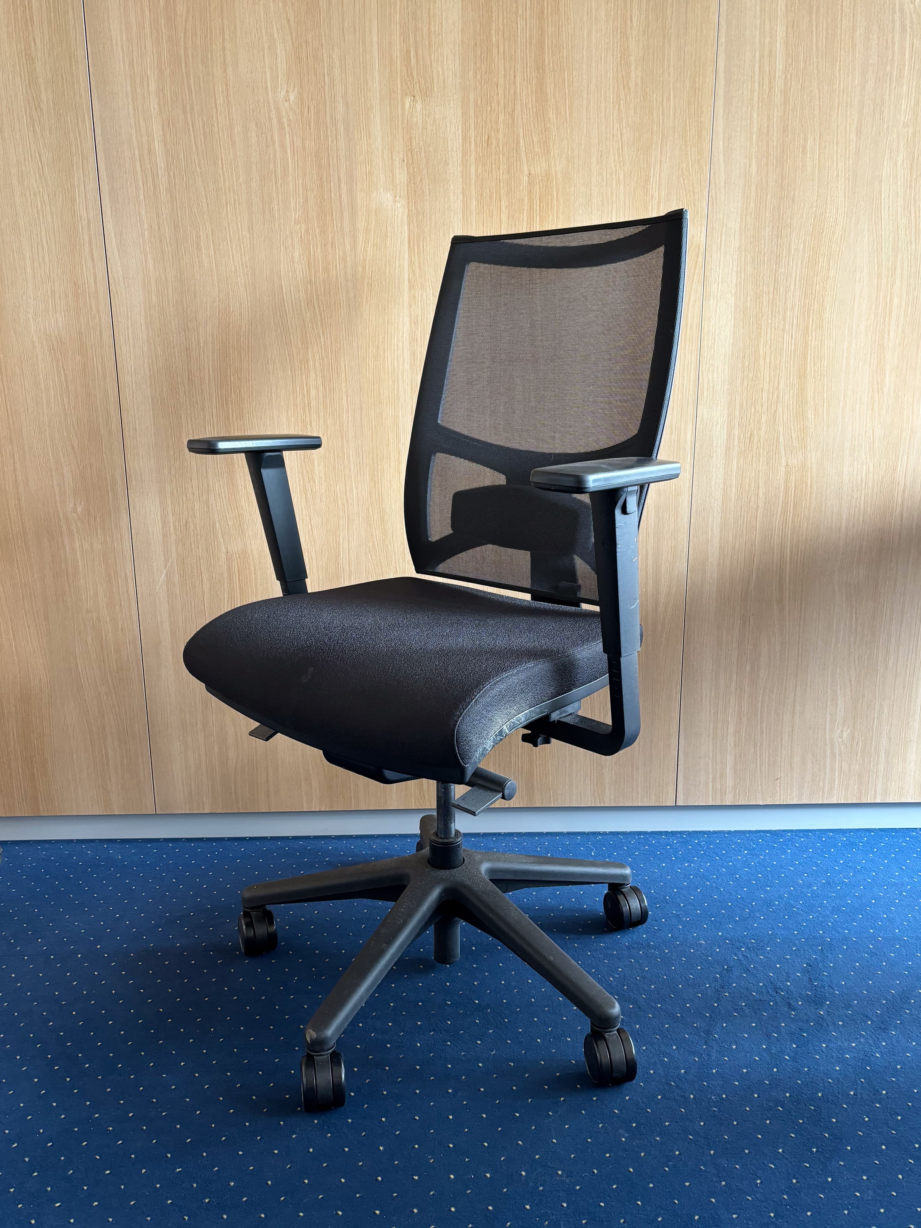 Buromarket black office chair-4