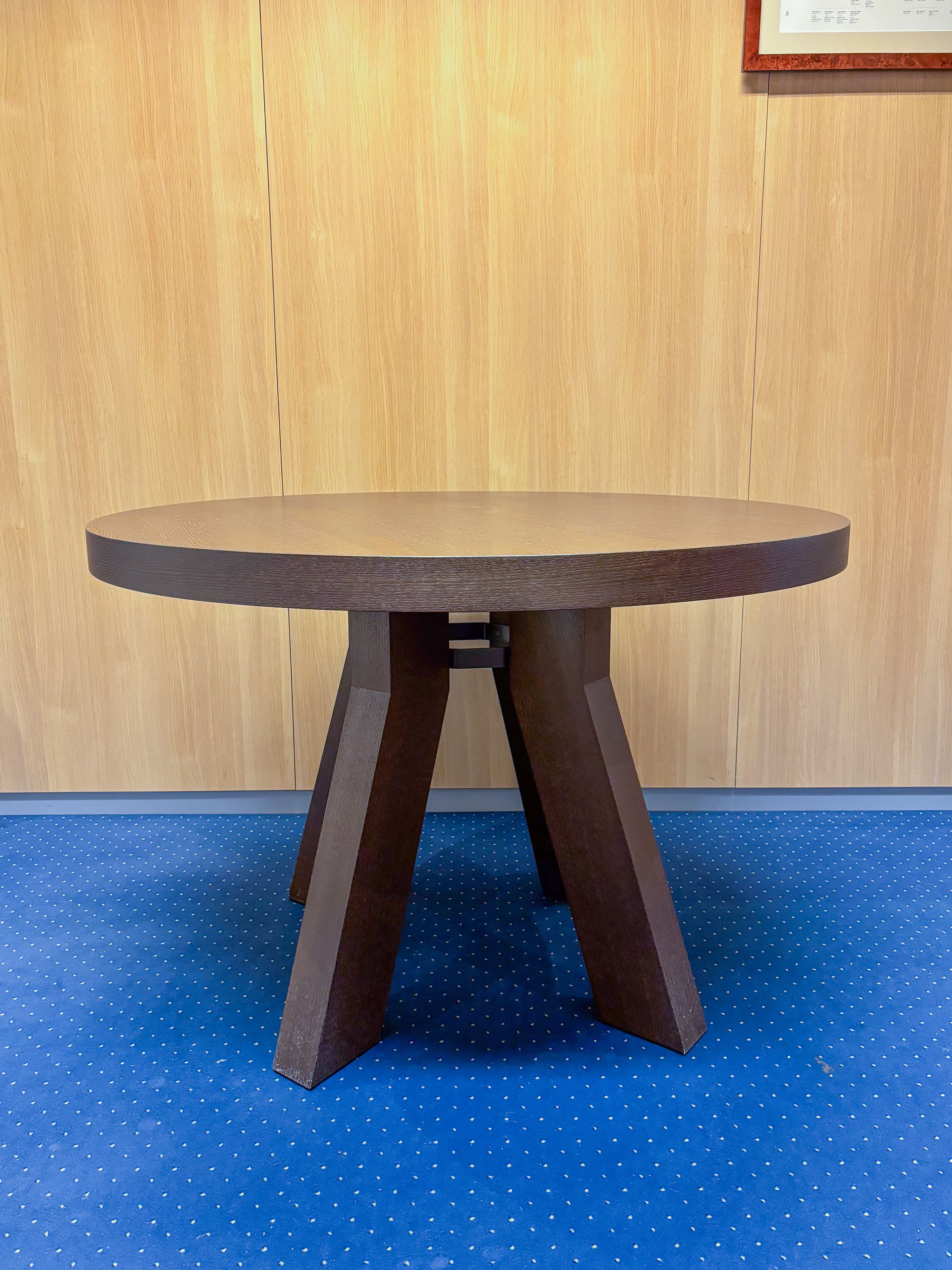 Table de conférence en bois brun foncé avec pieds angulaires robustes avec dégâts-0